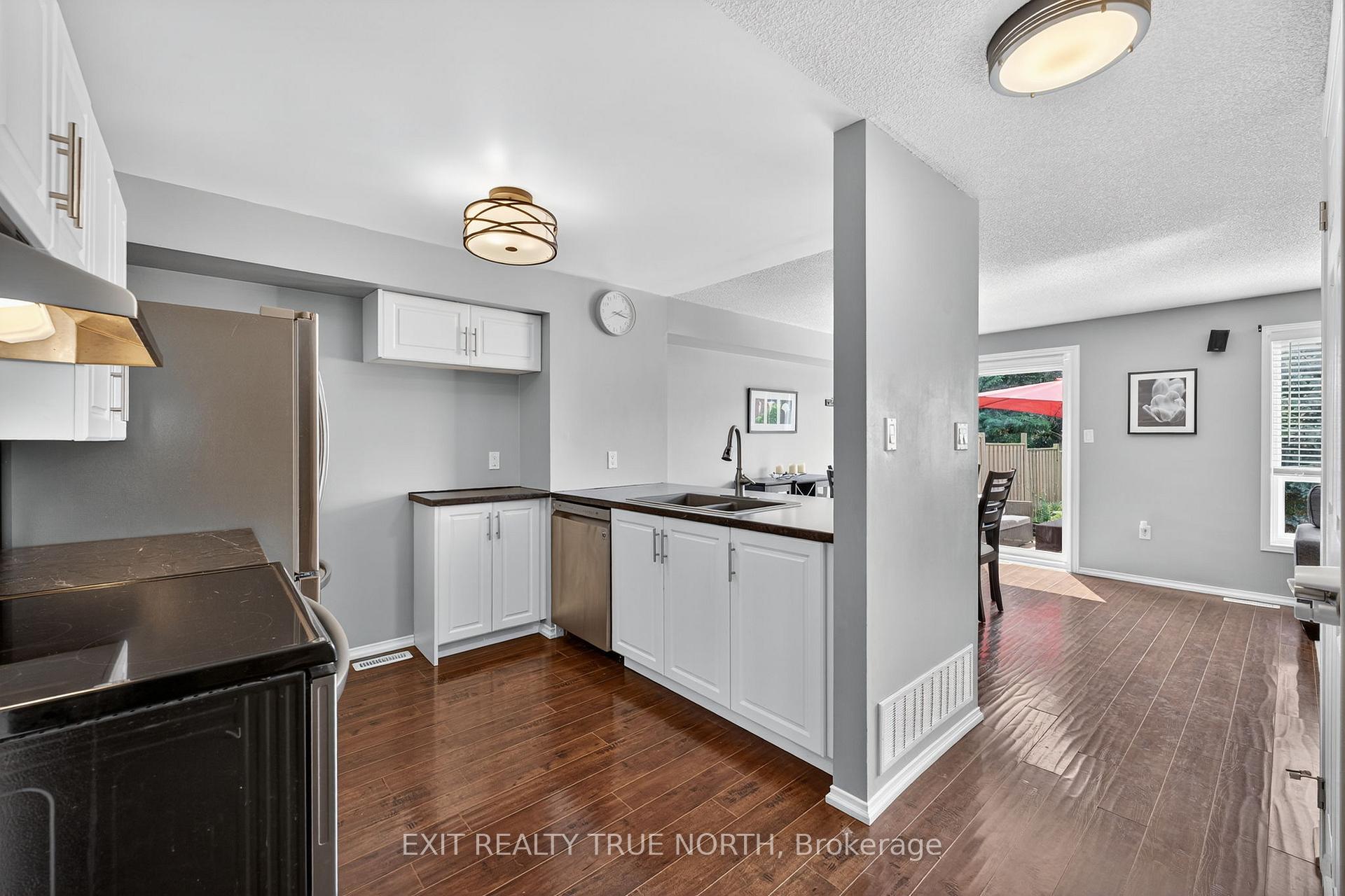 Photo 4 of 28 Lee Crescent, Barrie, Holly — HOMEH