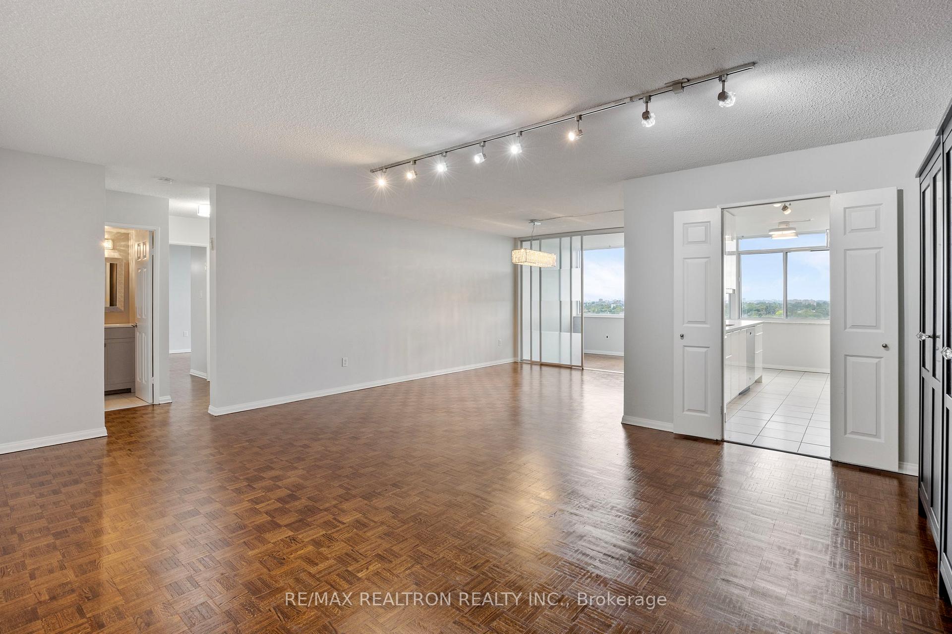 Photo 2 of Unit 1210, 3000 Bathurst Street, Toronto, Englemount-Lawrence — HOMEH