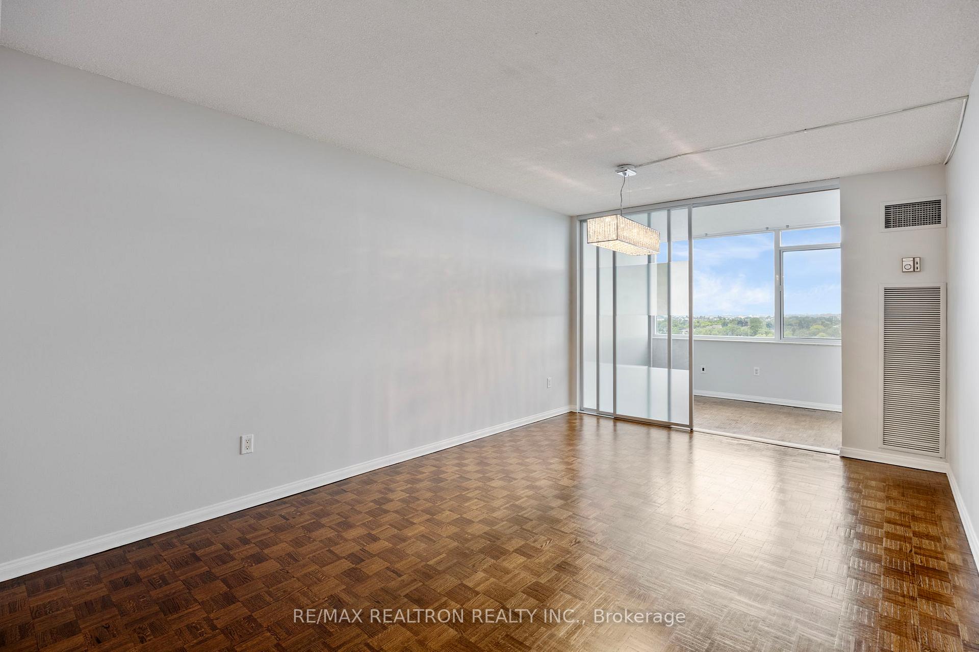 Photo 3 of Unit 1210, 3000 Bathurst Street, Toronto, Englemount-Lawrence — HOMEH