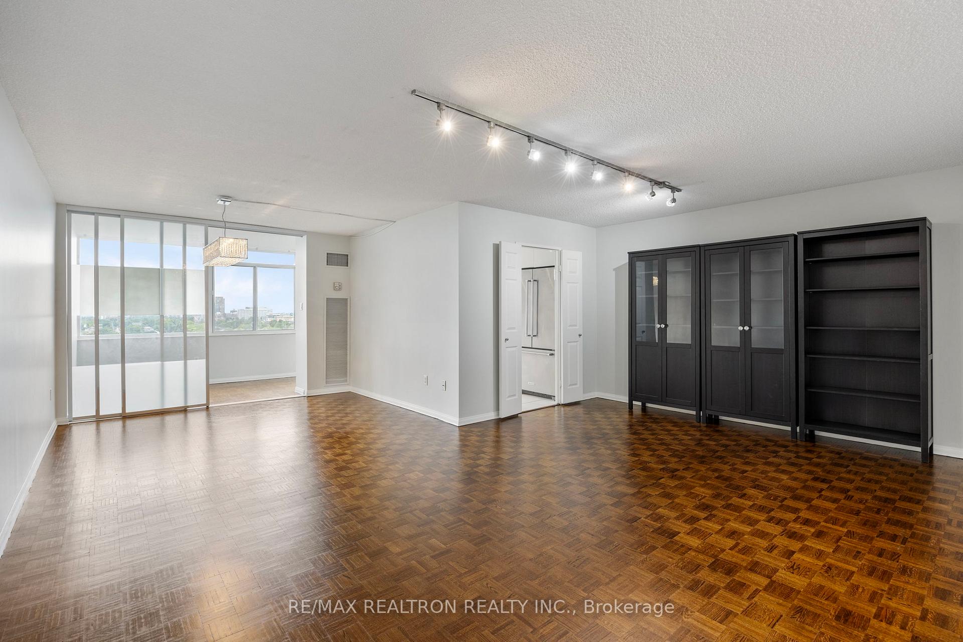 Photo 4 of Unit 1210, 3000 Bathurst Street, Toronto, Englemount-Lawrence — HOMEH
