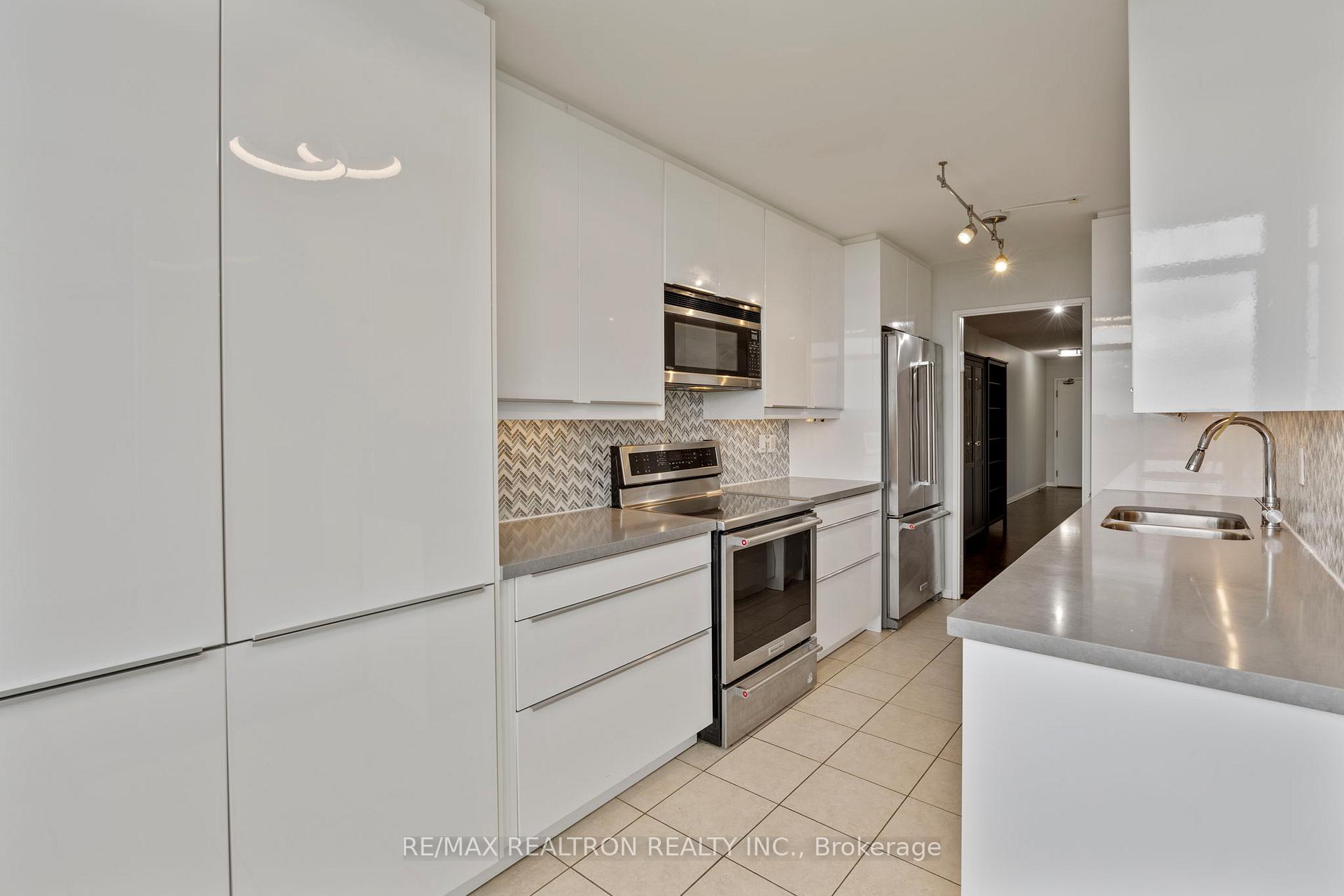 Photo 5 of Unit 1210, 3000 Bathurst Street, Toronto, Englemount-Lawrence — HOMEH