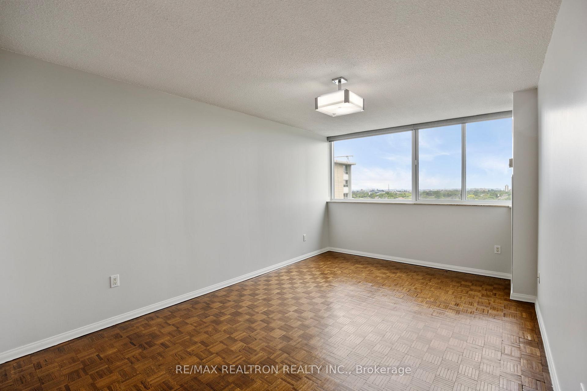 Photo 7 of Unit 1210, 3000 Bathurst Street, Toronto, Englemount-Lawrence — HOMEH