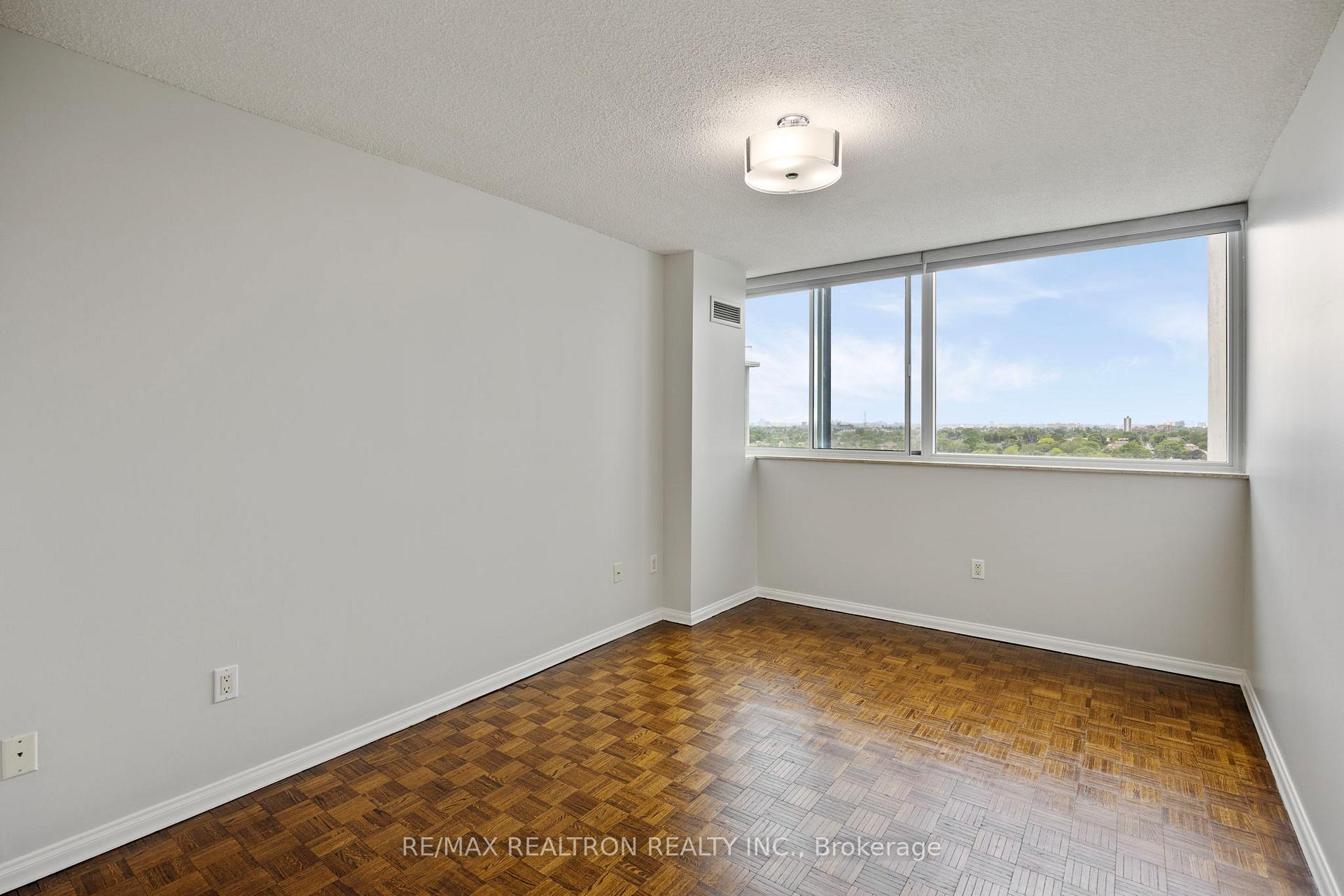 Photo 9 of Unit 1210, 3000 Bathurst Street, Toronto, Englemount-Lawrence — HOMEH
