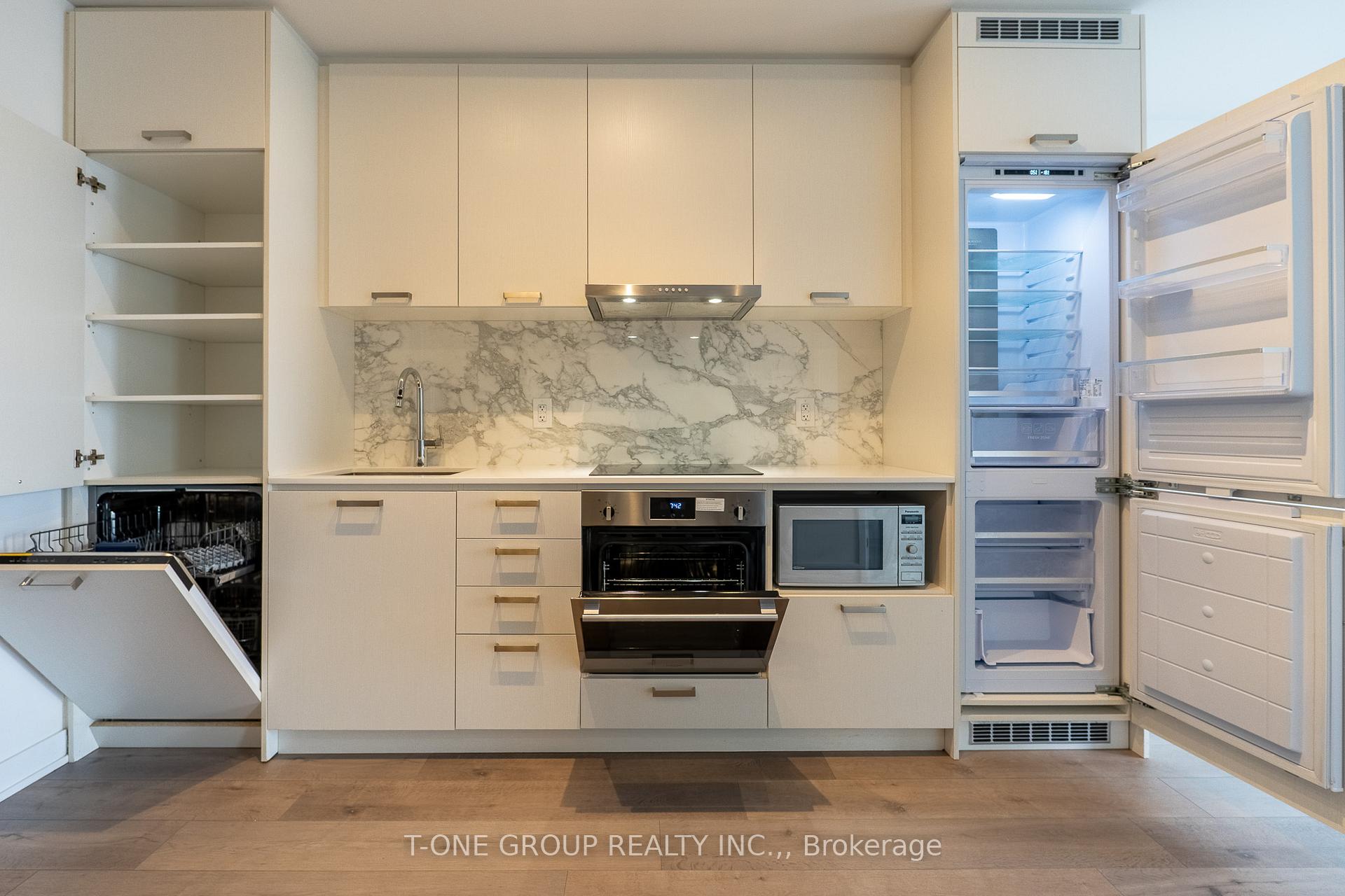 Photo 3 of Unit 808, 10 Honeycrisp Crescent, Vaughan, Vaughan Corporate Centre — HOMEH