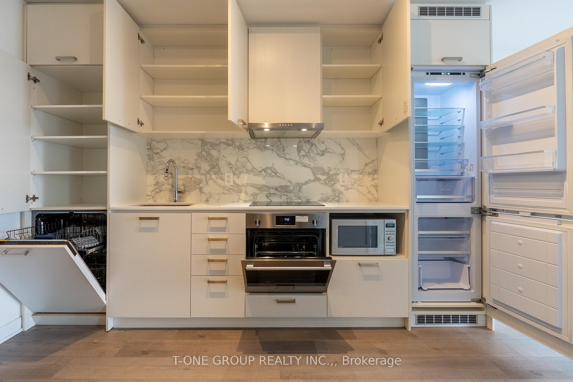 Photo 4 of Unit 808, 10 Honeycrisp Crescent, Vaughan, Vaughan Corporate Centre — HOMEH