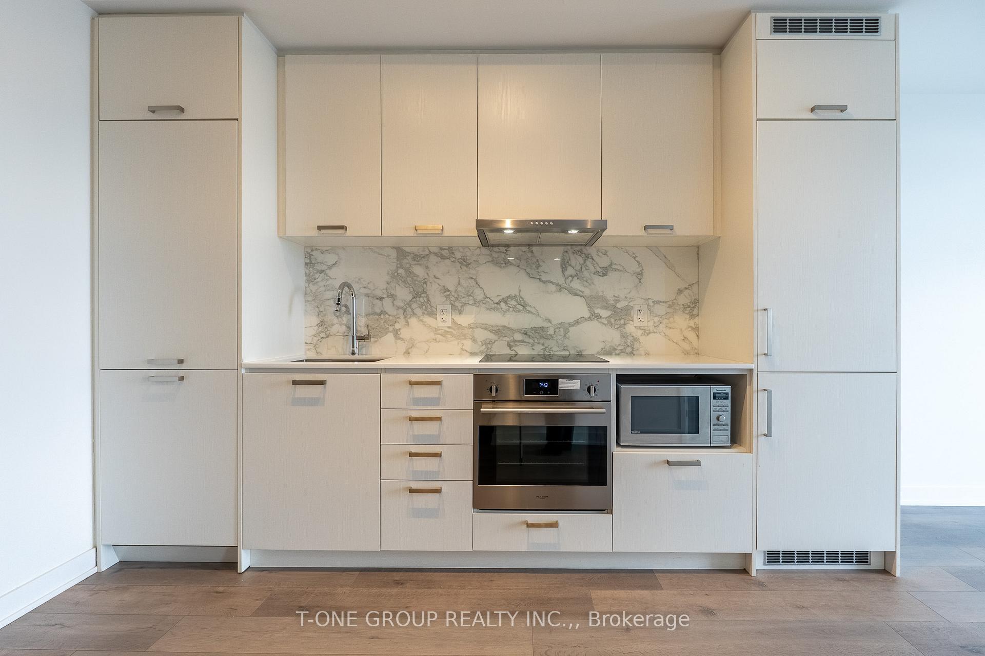 Photo 5 of Unit 808, 10 Honeycrisp Crescent, Vaughan, Vaughan Corporate Centre — HOMEH