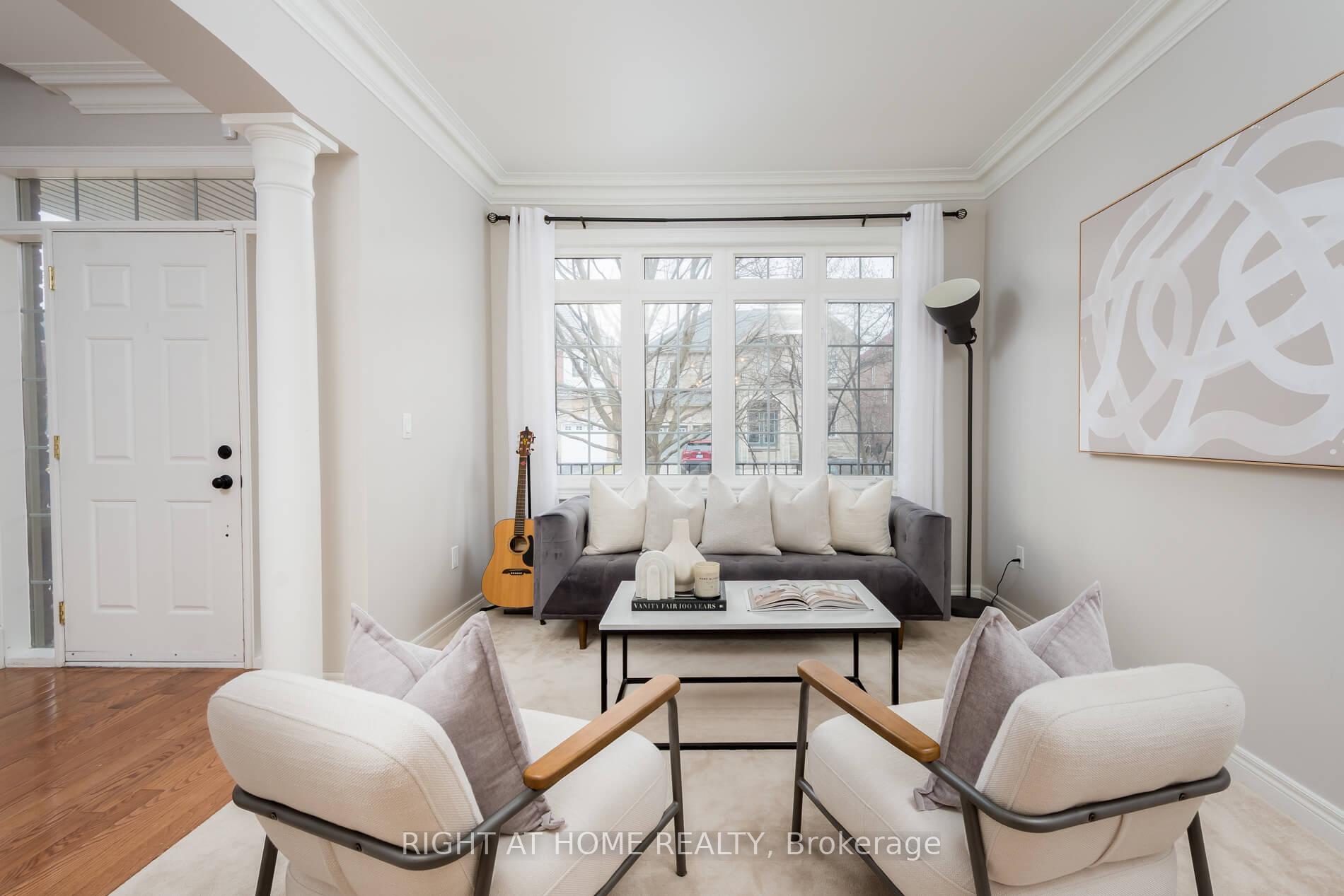 Photo 4 of 19 Weslock Crescent, Aurora, Bayview Northeast — HOMEH