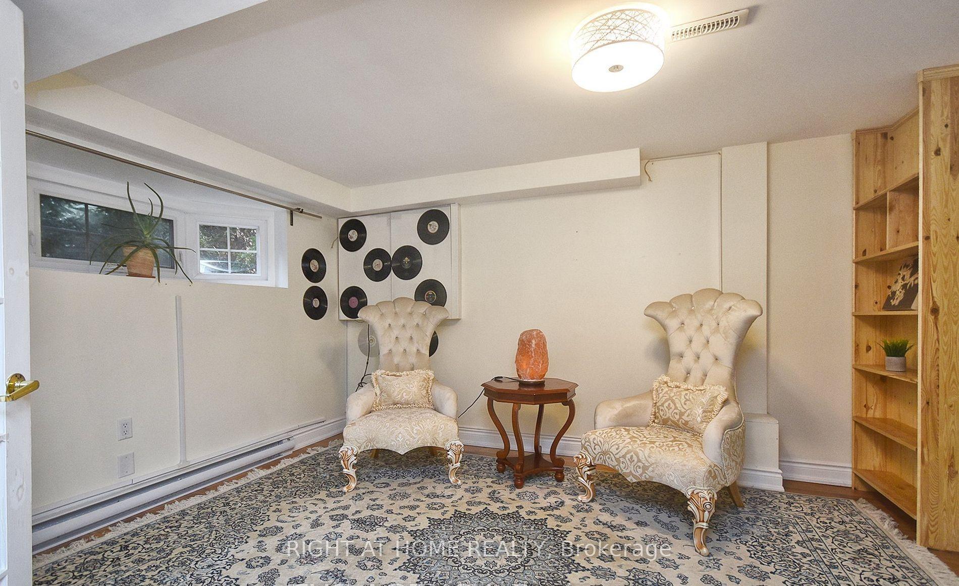 Photo 2 of 142 Kemano Road, Aurora, Aurora Heights — HOMEH