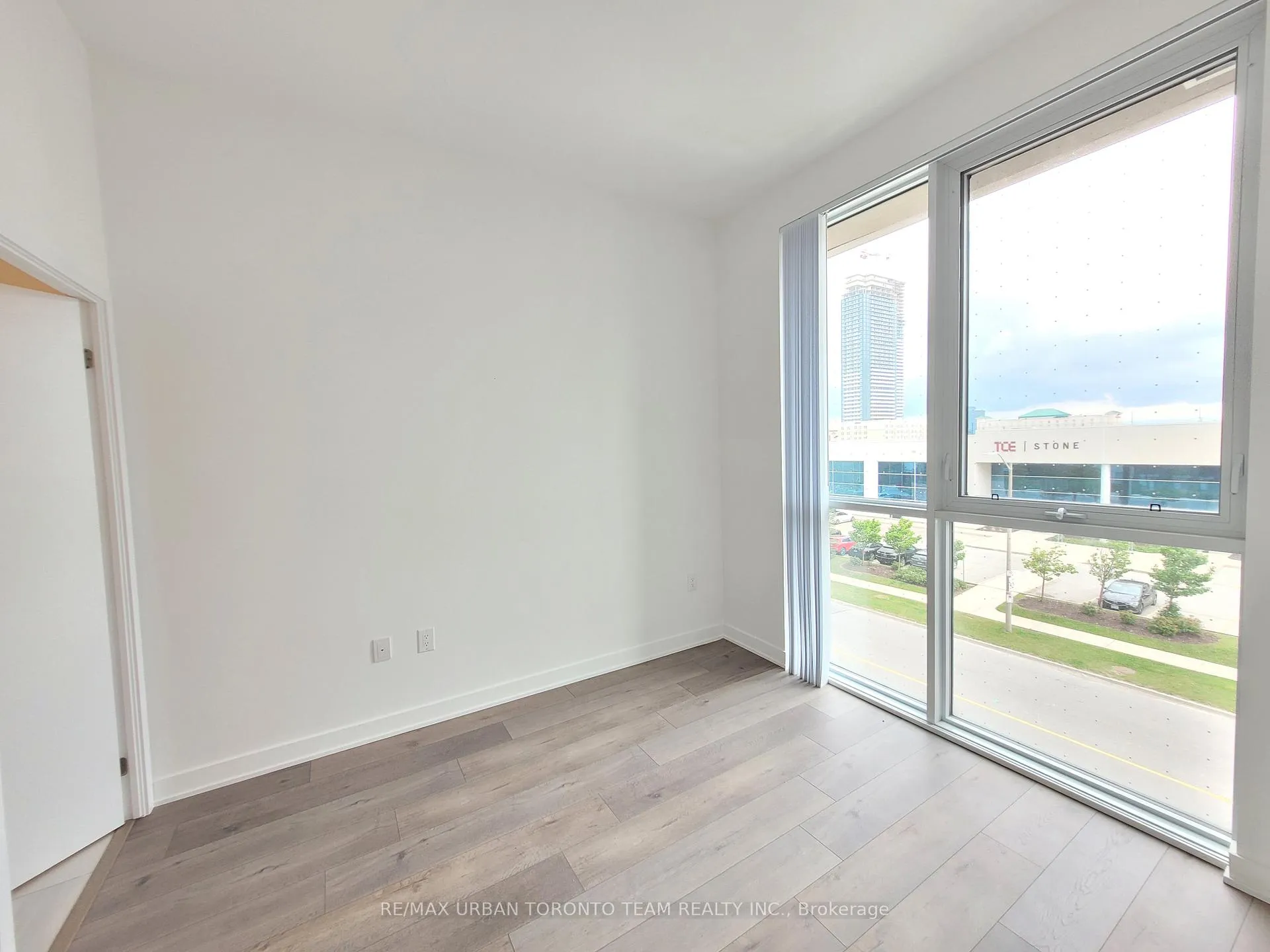 Photo 7 of Unit 316, 38 Honeycrisp Crescent, Vaughan, Vaughan Corporate Centre — HOMEH