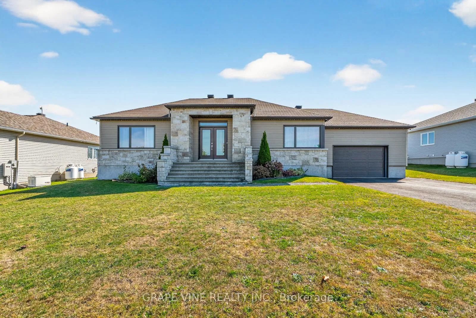 Photo 1 of 18 Calco Crescent, North Stormont, North Stormont (Roxborough) Twp — HOMEH
