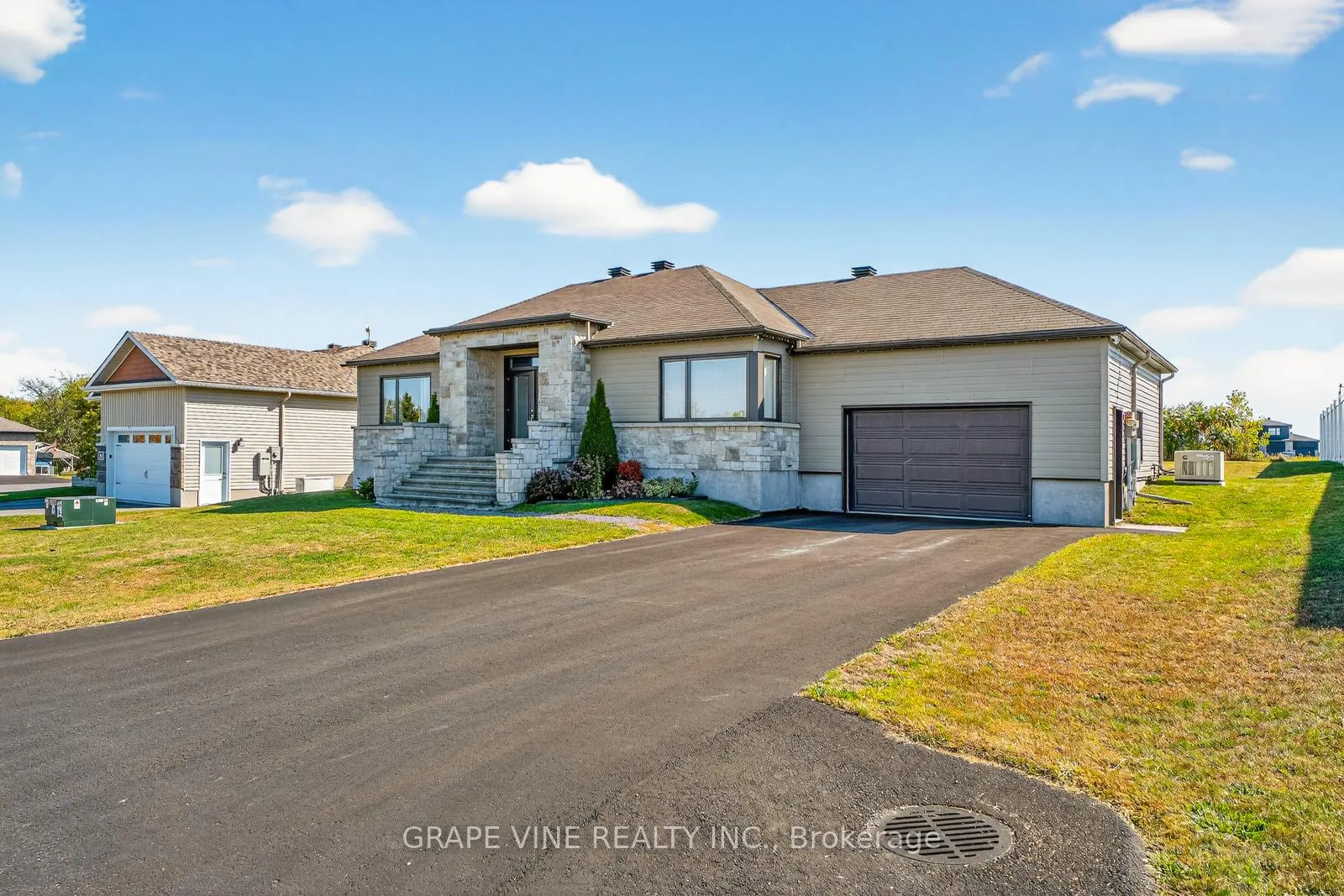 Photo 2 of 18 Calco Crescent, North Stormont, North Stormont (Roxborough) Twp — HOMEH