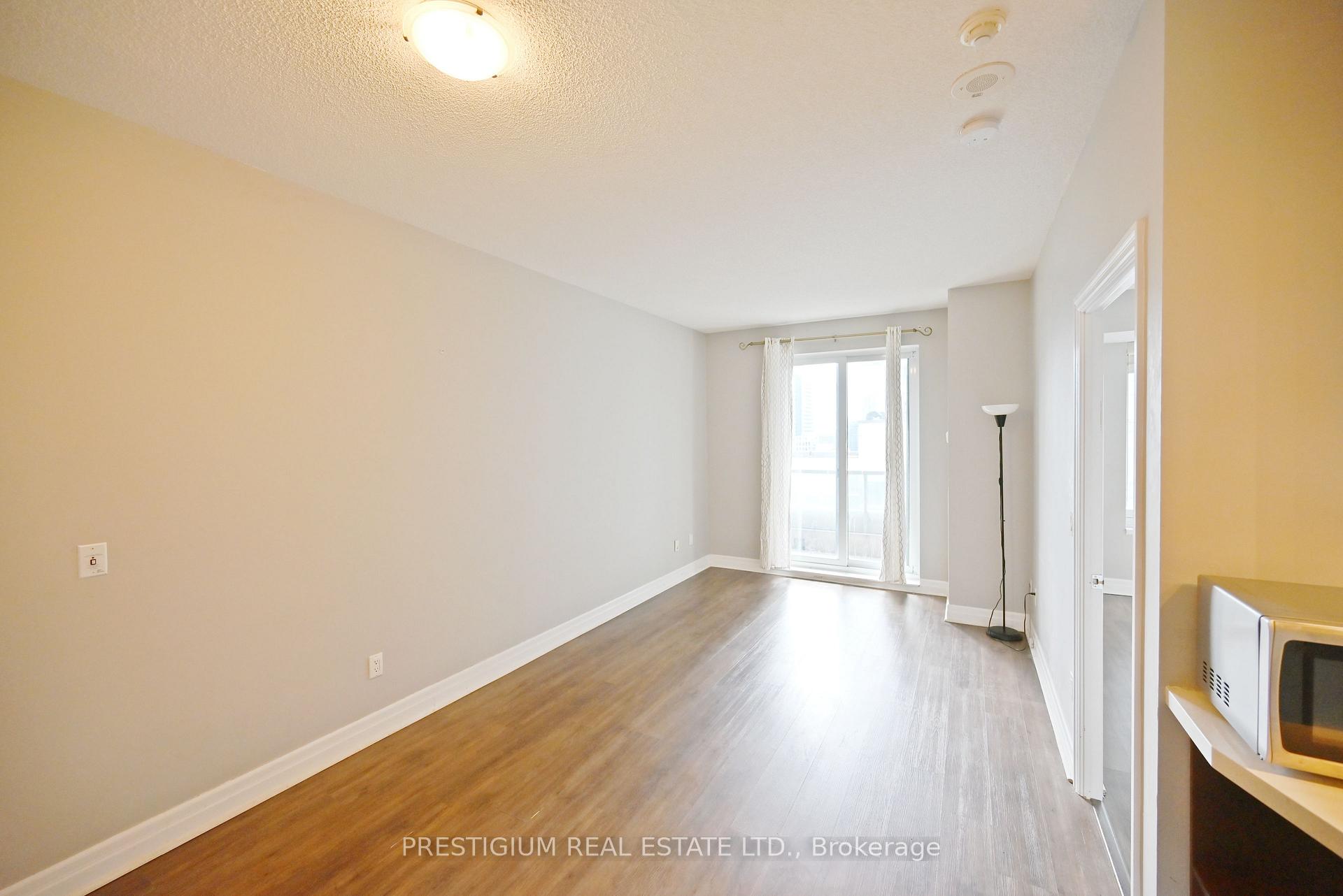 Front of Unit 2107, 35 Balmuto Street