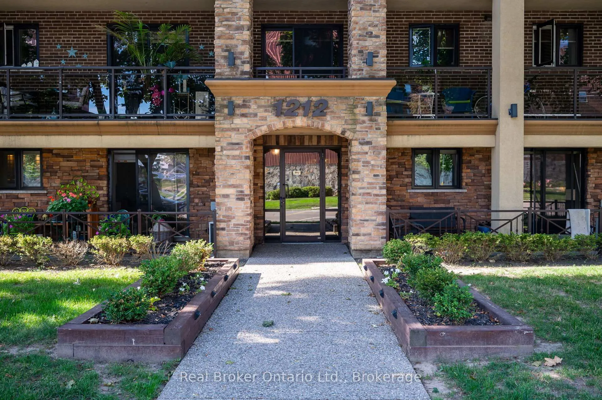 Photo 2 of Unit 303, 1212 Fennell Avenue E, Hamilton, Huntington — HOMEH