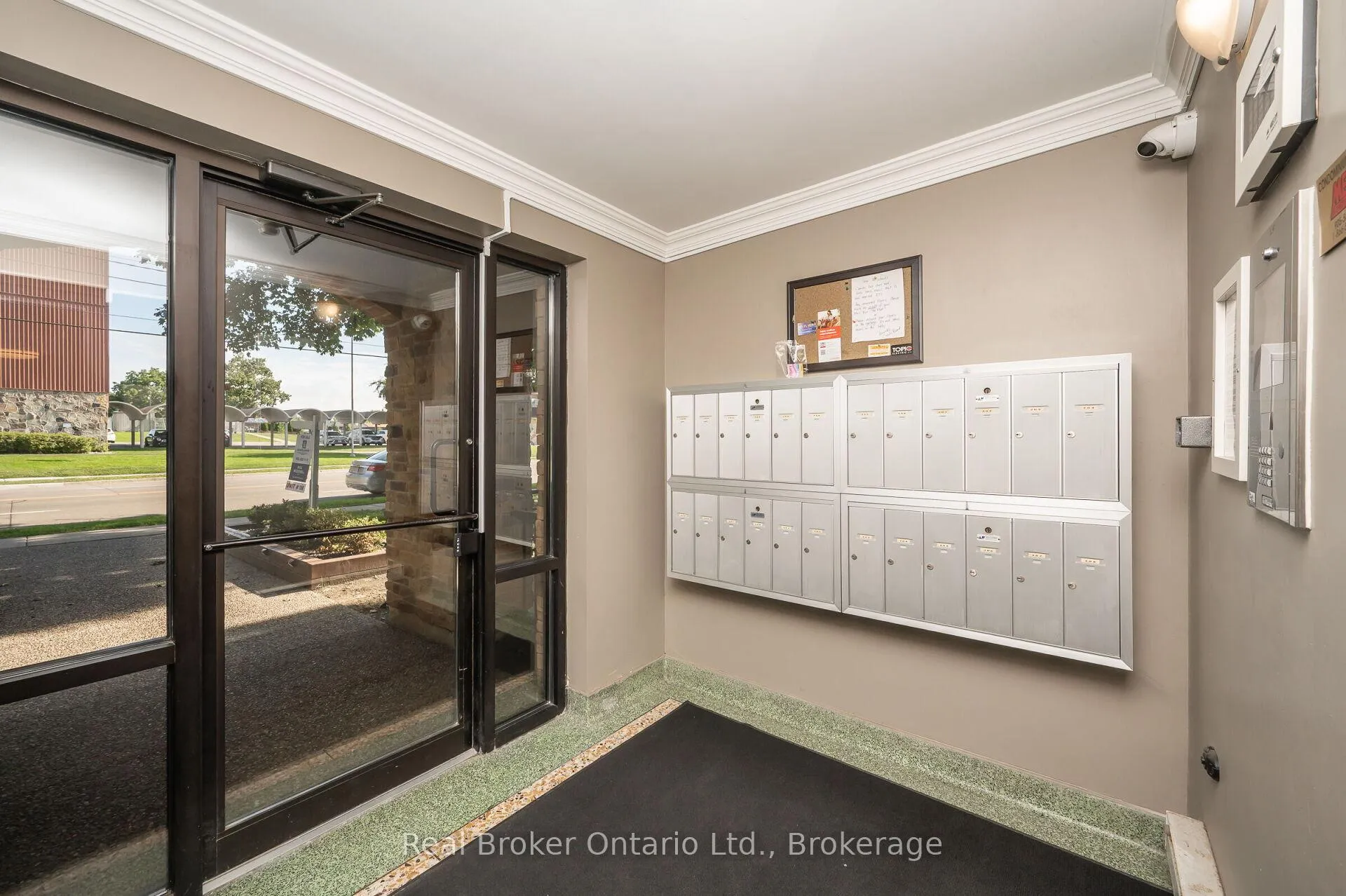 Photo 5 of Unit 303, 1212 Fennell Avenue E, Hamilton, Huntington — HOMEH