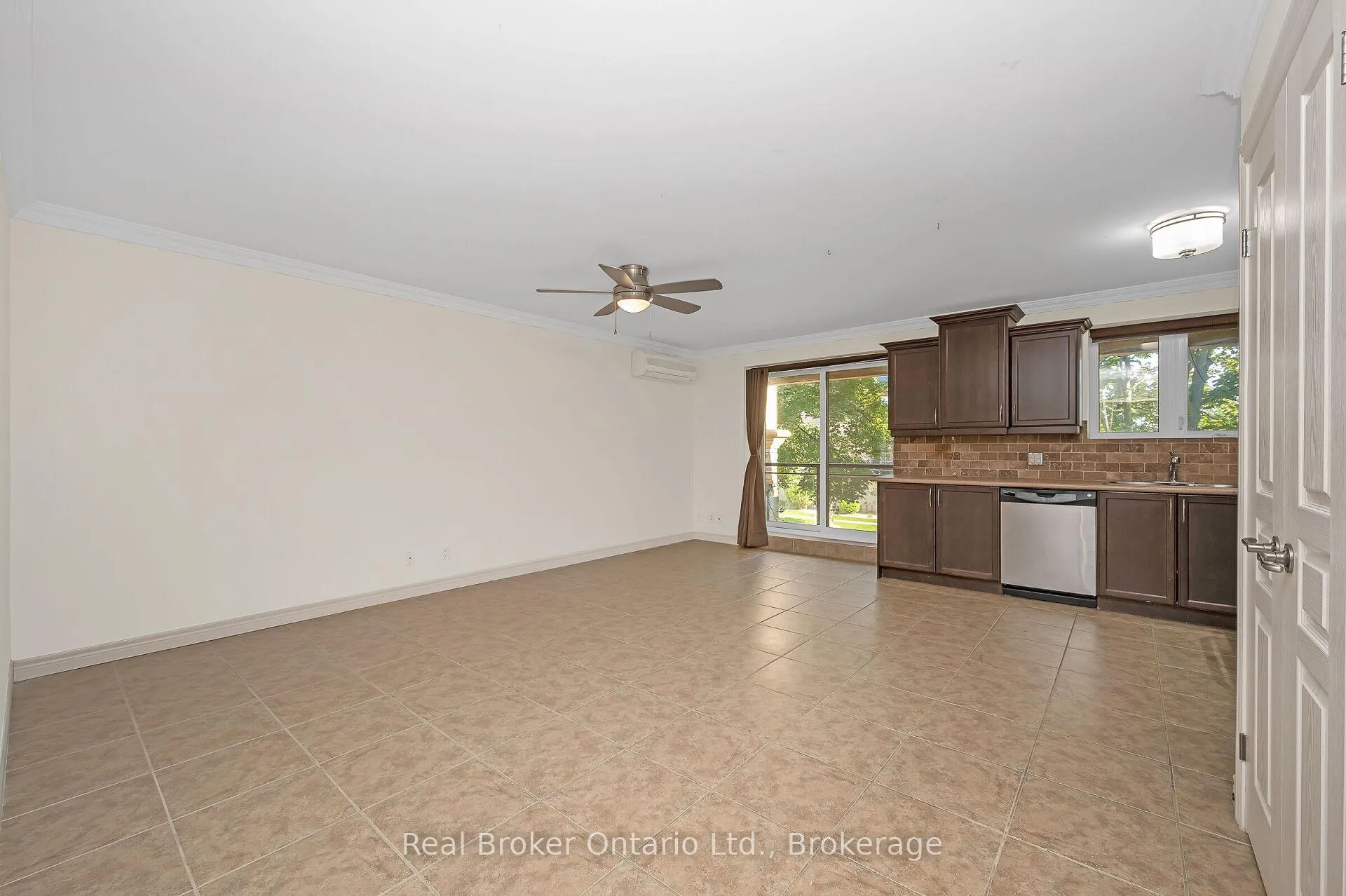 Photo 8 of Unit 303, 1212 Fennell Avenue E, Hamilton, Huntington — HOMEH