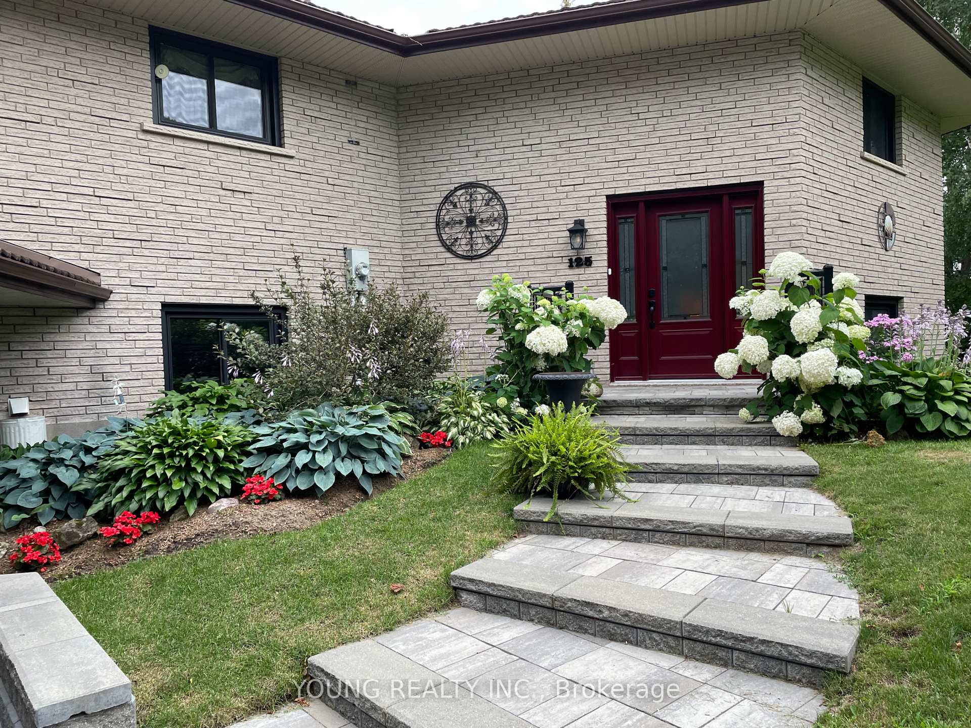 Photo 7 of 125 Cousins Drive E, Aurora, Aurora Grove — HOMEH