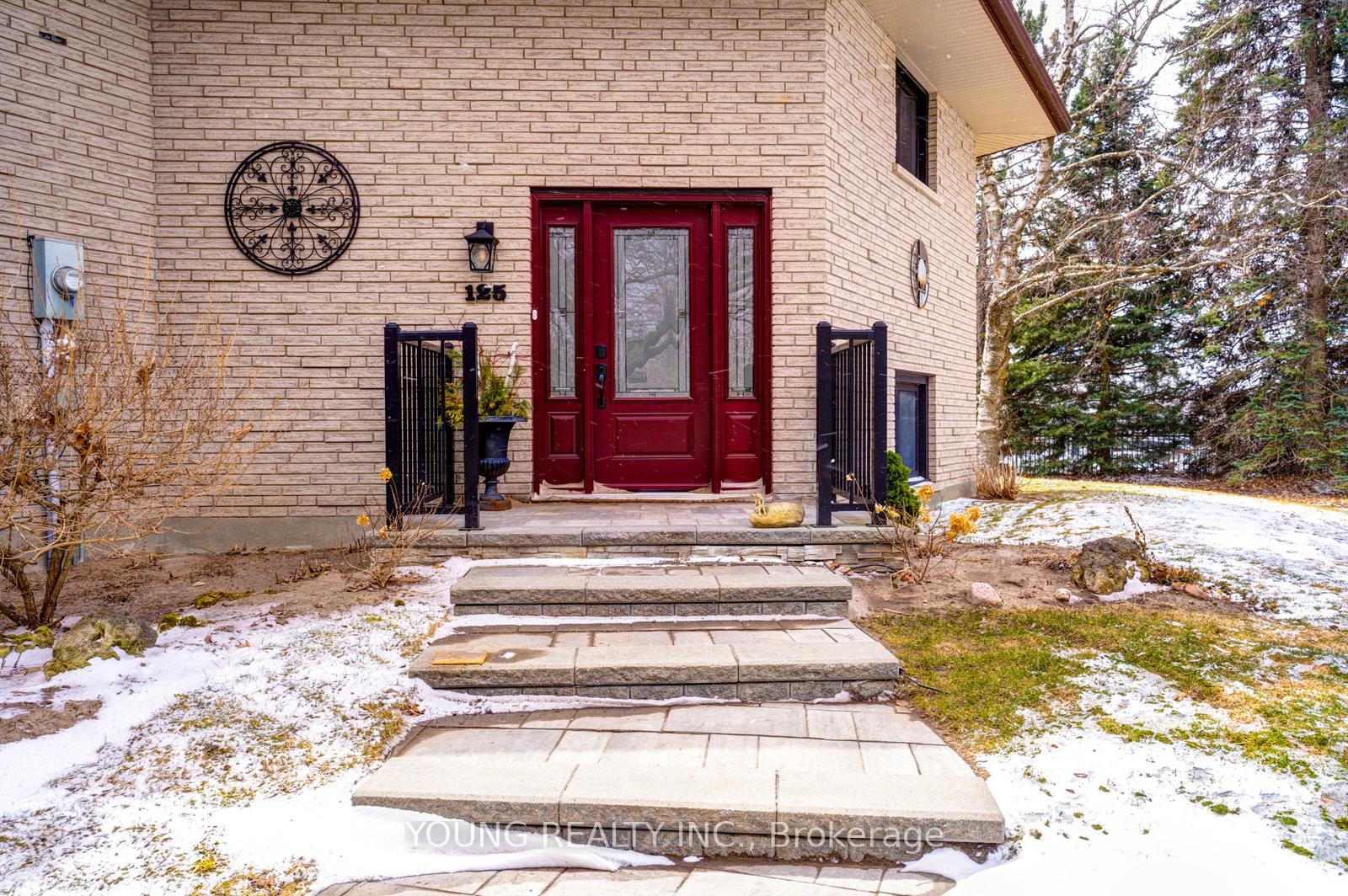 Photo 3 of 125 Cousins Drive E, Aurora, Aurora Grove — HOMEH