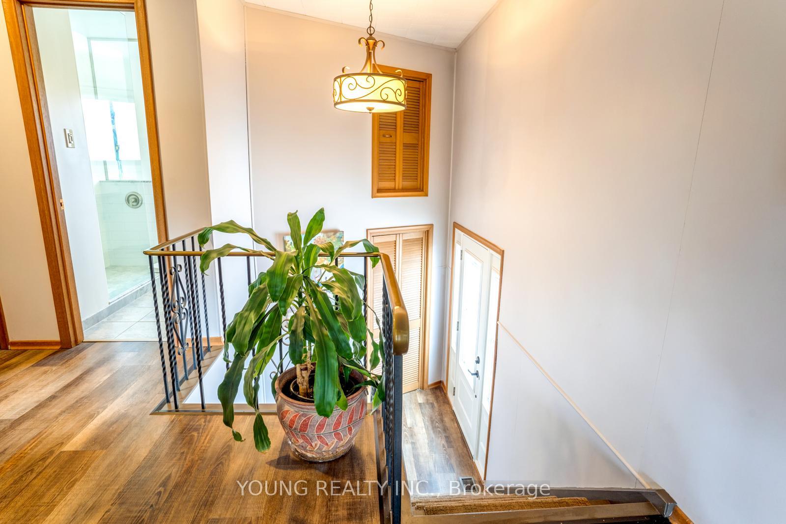 Photo 5 of 125 Cousins Drive E, Aurora, Aurora Grove — HOMEH