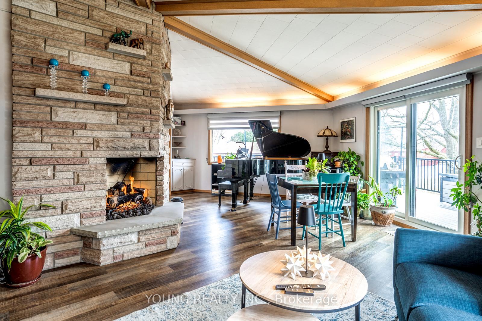 Photo 4 of 125 Cousins Drive E, Aurora, Aurora Grove — HOMEH