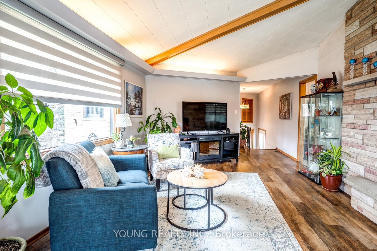 Photo 9 of 125 Cousins Drive E, Aurora, Aurora Grove — HOMEH