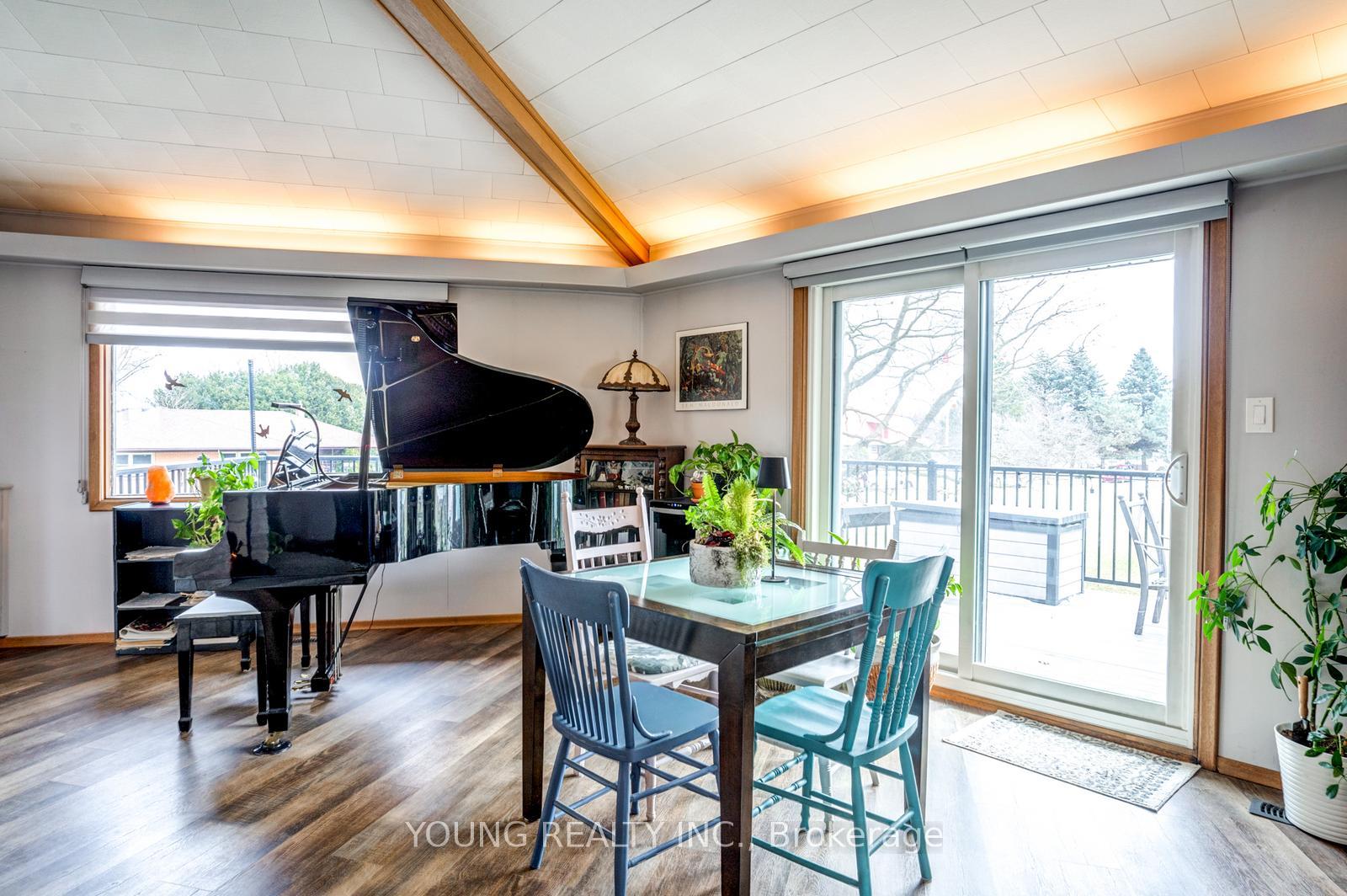 Photo 11 of 125 Cousins Drive E, Aurora, Aurora Grove — HOMEH