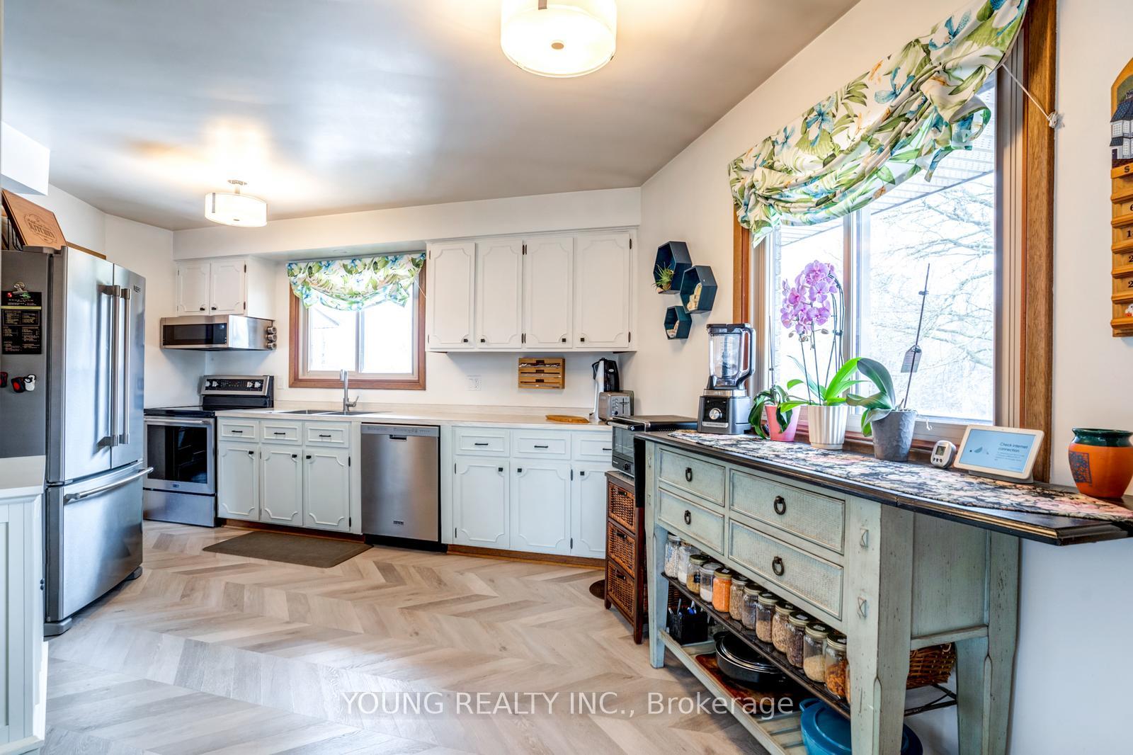 Photo 14 of 125 Cousins Drive E, Aurora, Aurora Grove — HOMEH