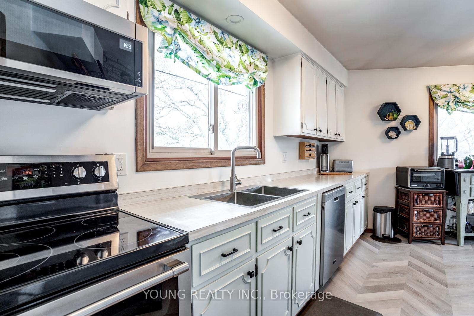 Photo 15 of 125 Cousins Drive E, Aurora, Aurora Grove — HOMEH