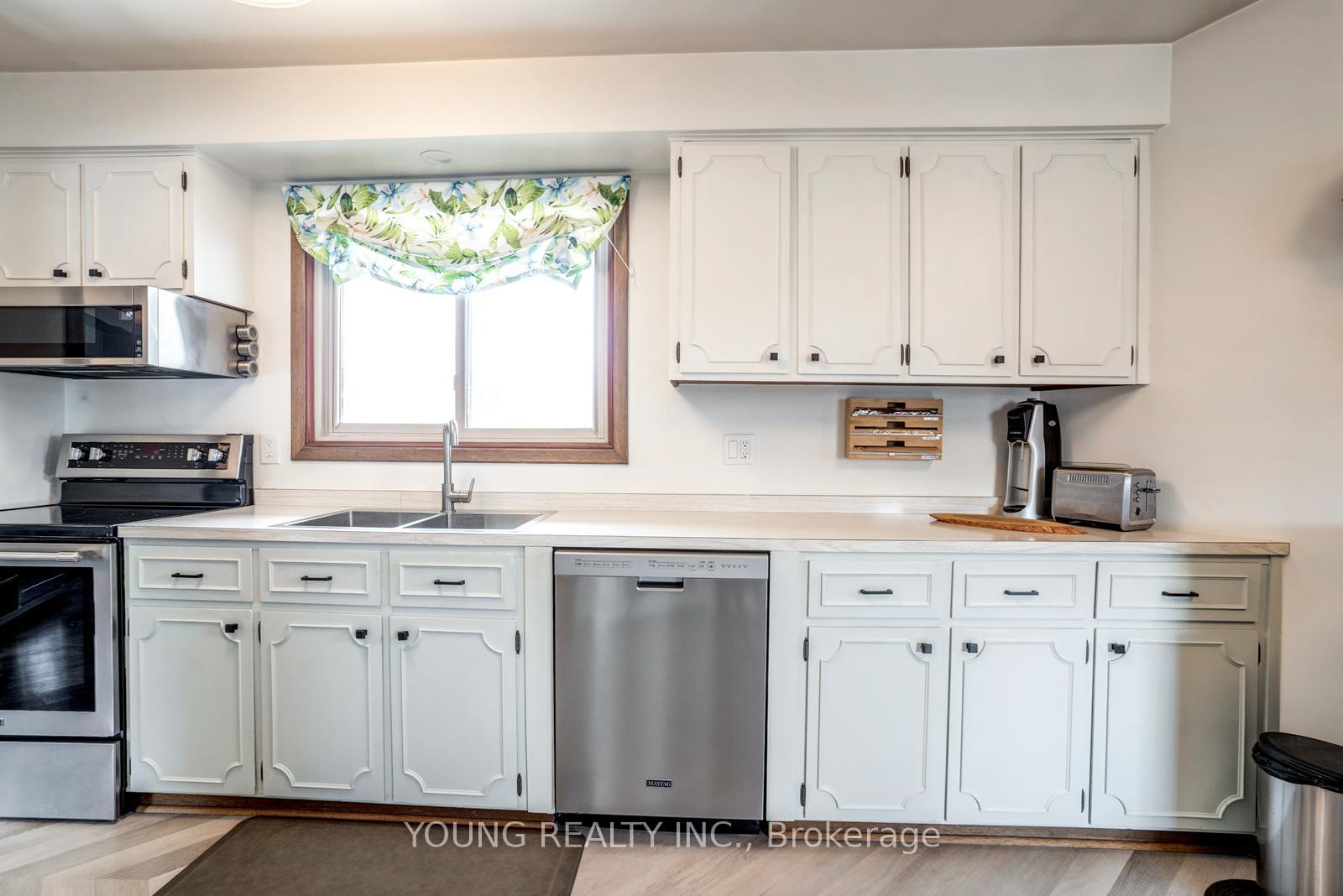 Photo 16 of 125 Cousins Drive E, Aurora, Aurora Grove — HOMEH