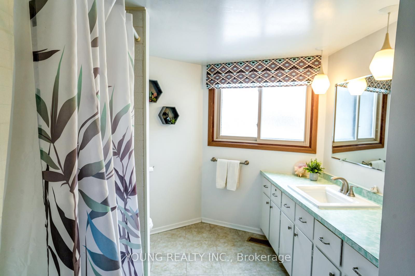 Photo 31 of 125 Cousins Drive E, Aurora, Aurora Grove — HOMEH