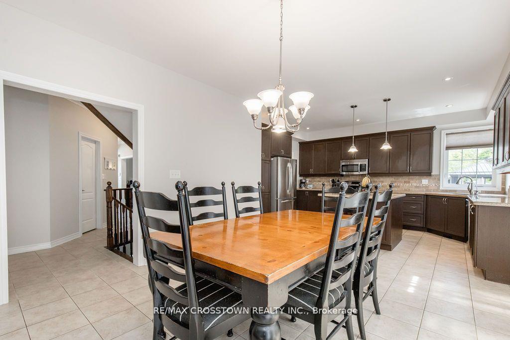 Photo 13 of 61 The Queensway, Barrie, Innis-Shore — HOMEH
