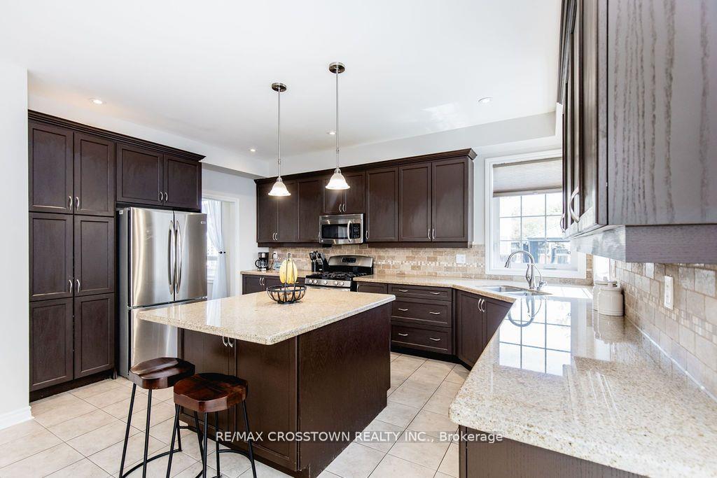 Photo 12 of 61 The Queensway, Barrie, Innis-Shore — HOMEH