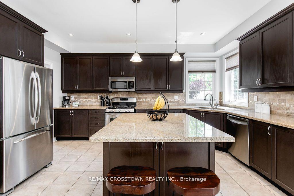 Photo 16 of 61 The Queensway, Barrie, Innis-Shore — HOMEH