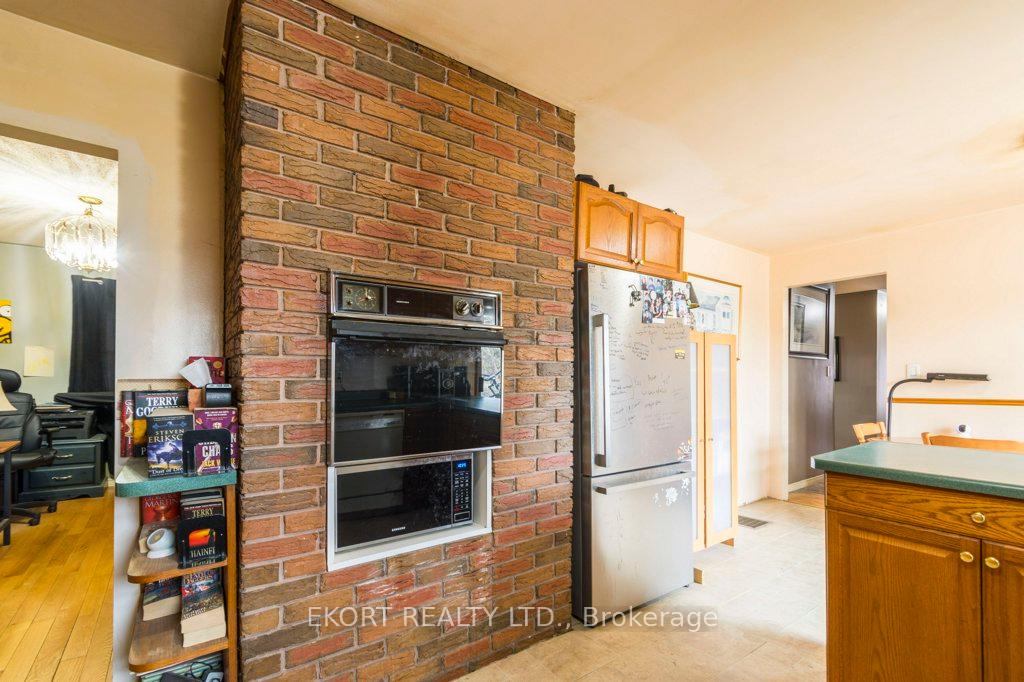 Photo 9 of 618 Ashley Street, Belleville, Thurlow Ward — HOMEH