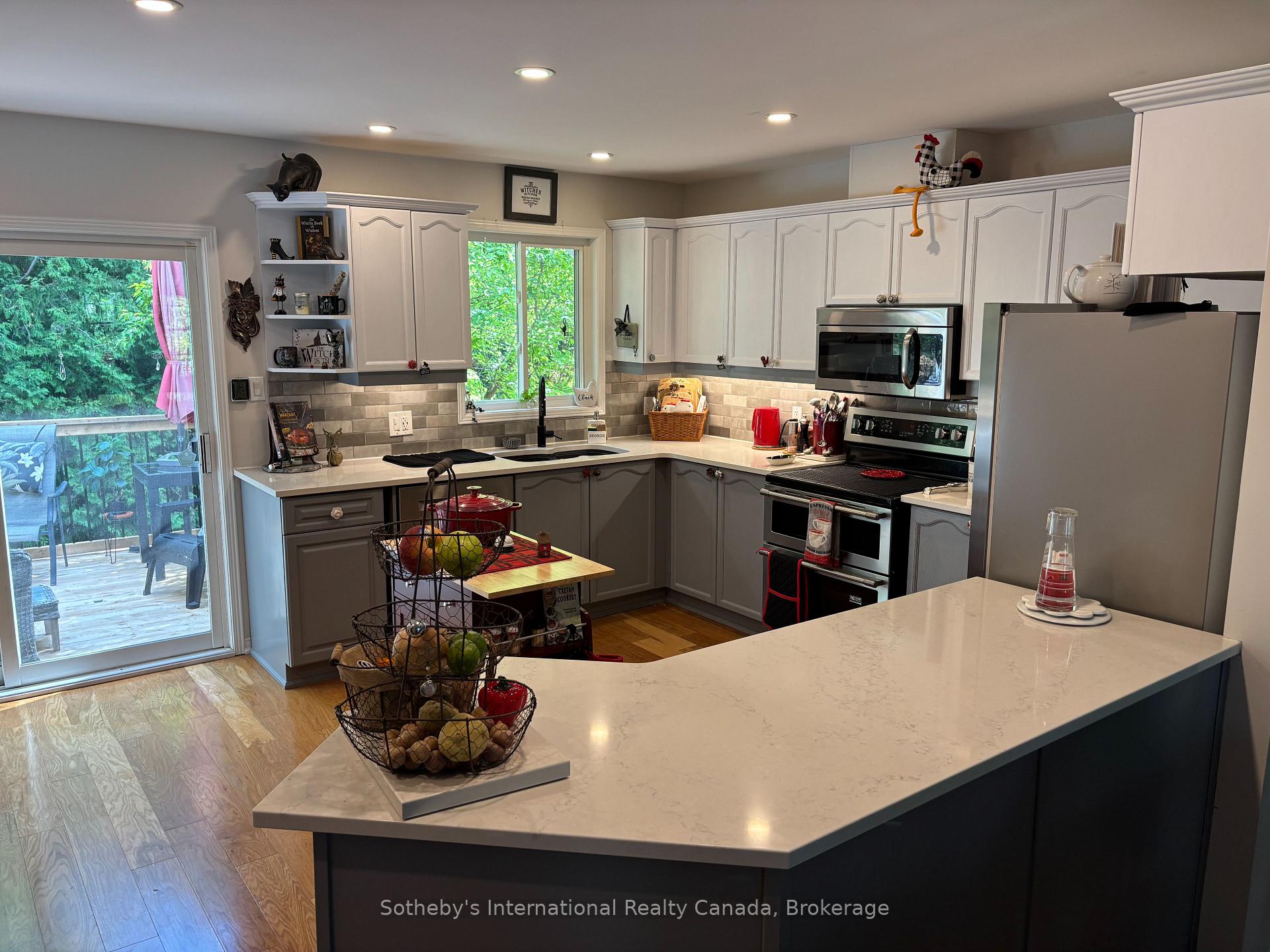 Photo 6 of 43 Green Briar Drive, Collingwood — HOMEH