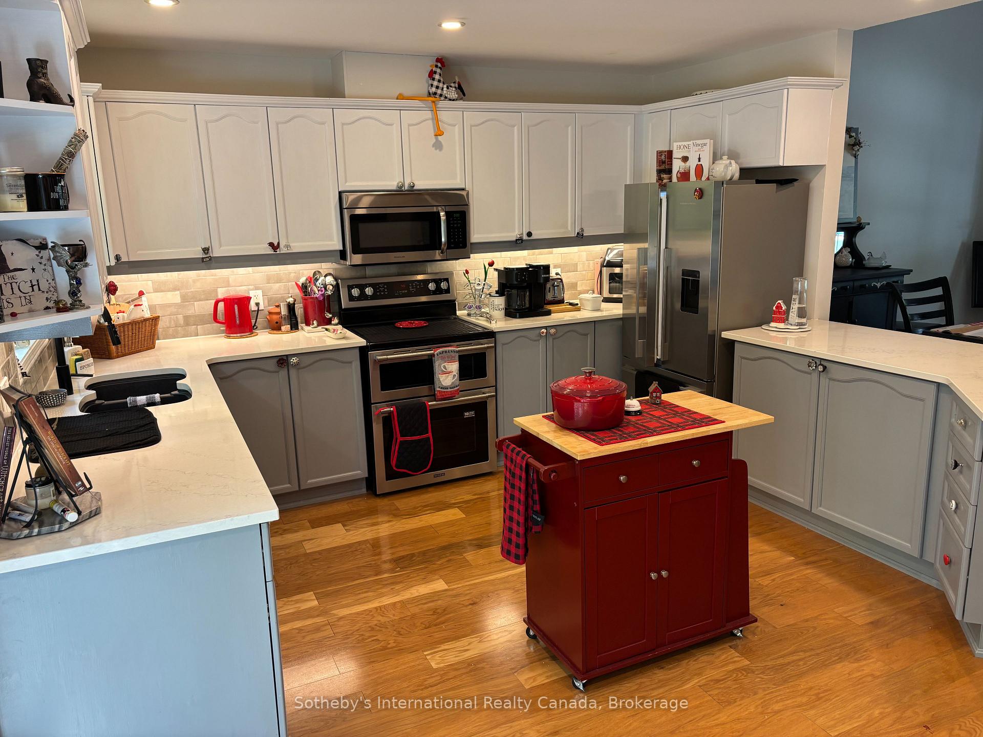 Photo 8 of 43 Green Briar Drive, Collingwood — HOMEH