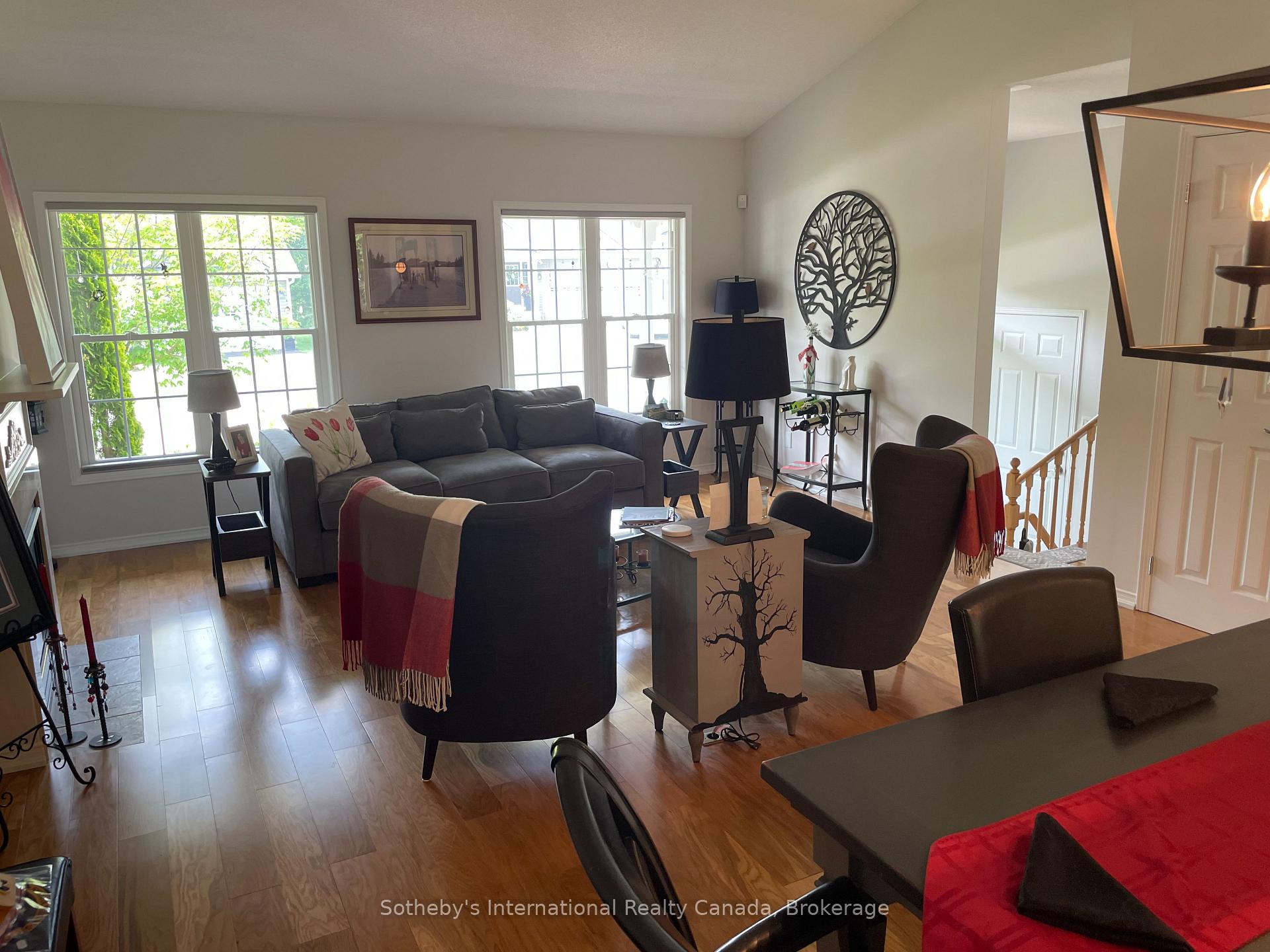Photo 11 of 43 Green Briar Drive, Collingwood — HOMEH