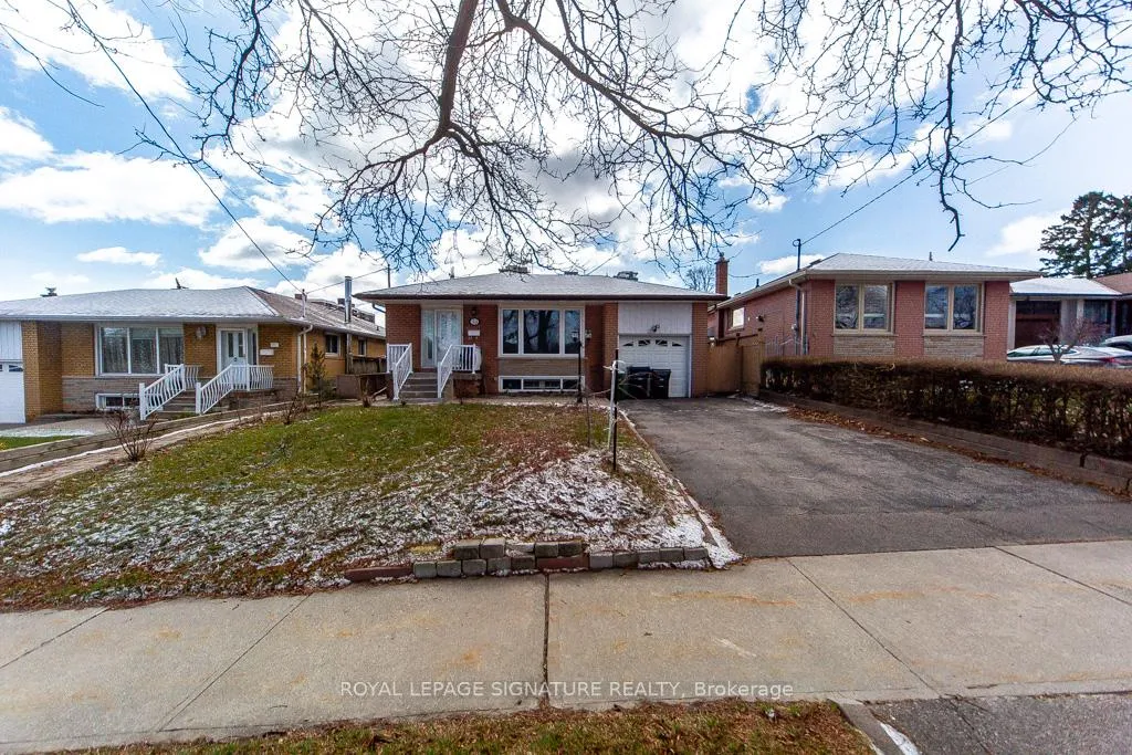 Photo 2 of 33 Renault Crescent, Etobicoke, Humber Heights — HOMEH