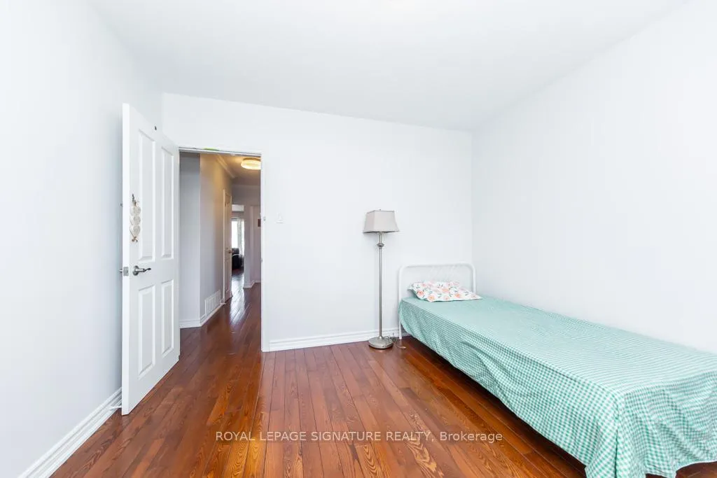 Photo 24 of 33 Renault Crescent, Etobicoke, Humber Heights — HOMEH