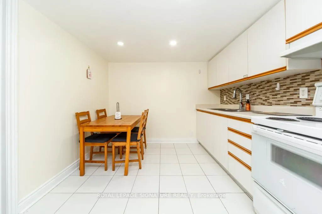 Photo 30 of 33 Renault Crescent, Etobicoke, Humber Heights — HOMEH