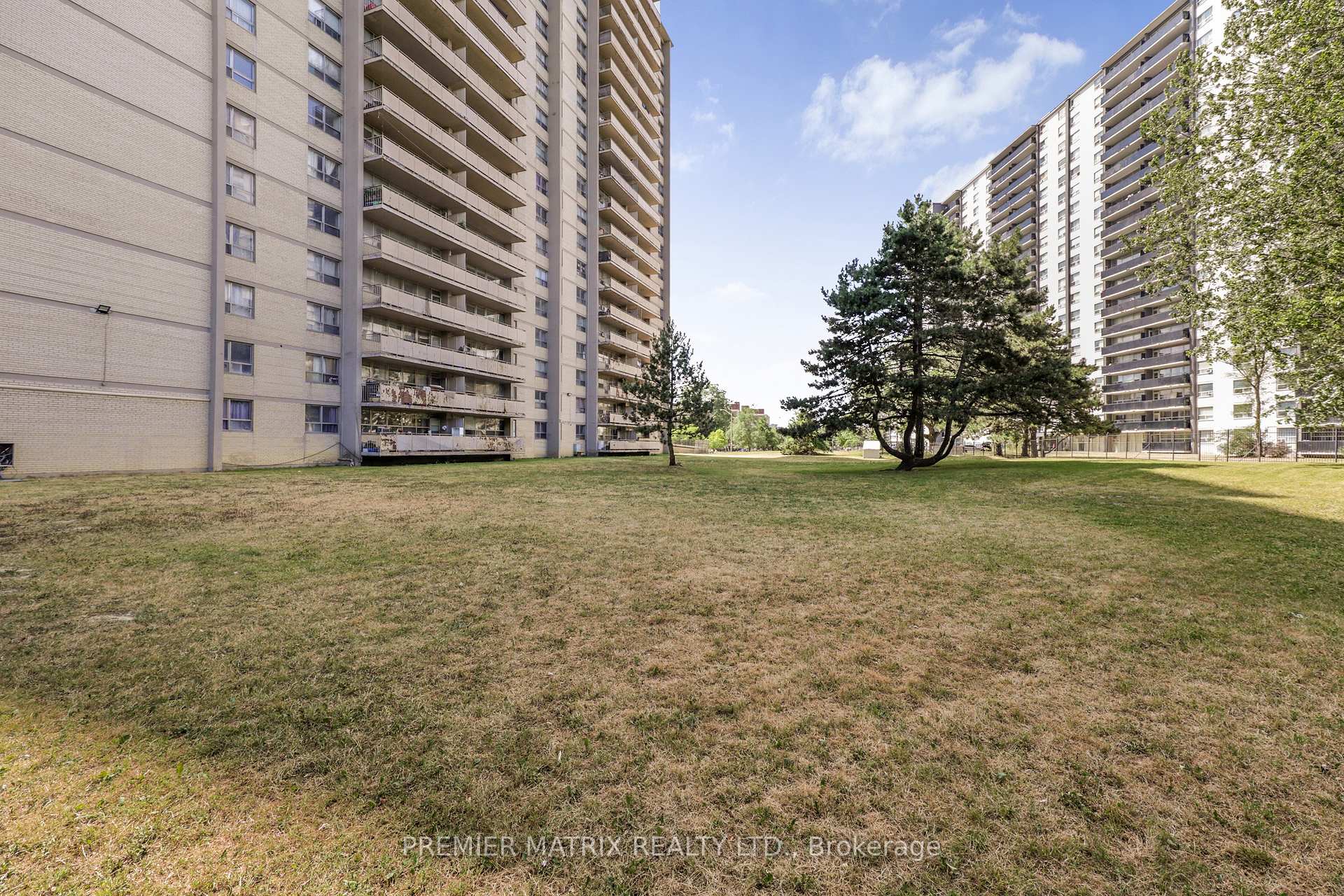Photo 3 of Unit 718, 65 Thorncliffe Park Drive, Toronto, Thorncliffe Park — HOMEH