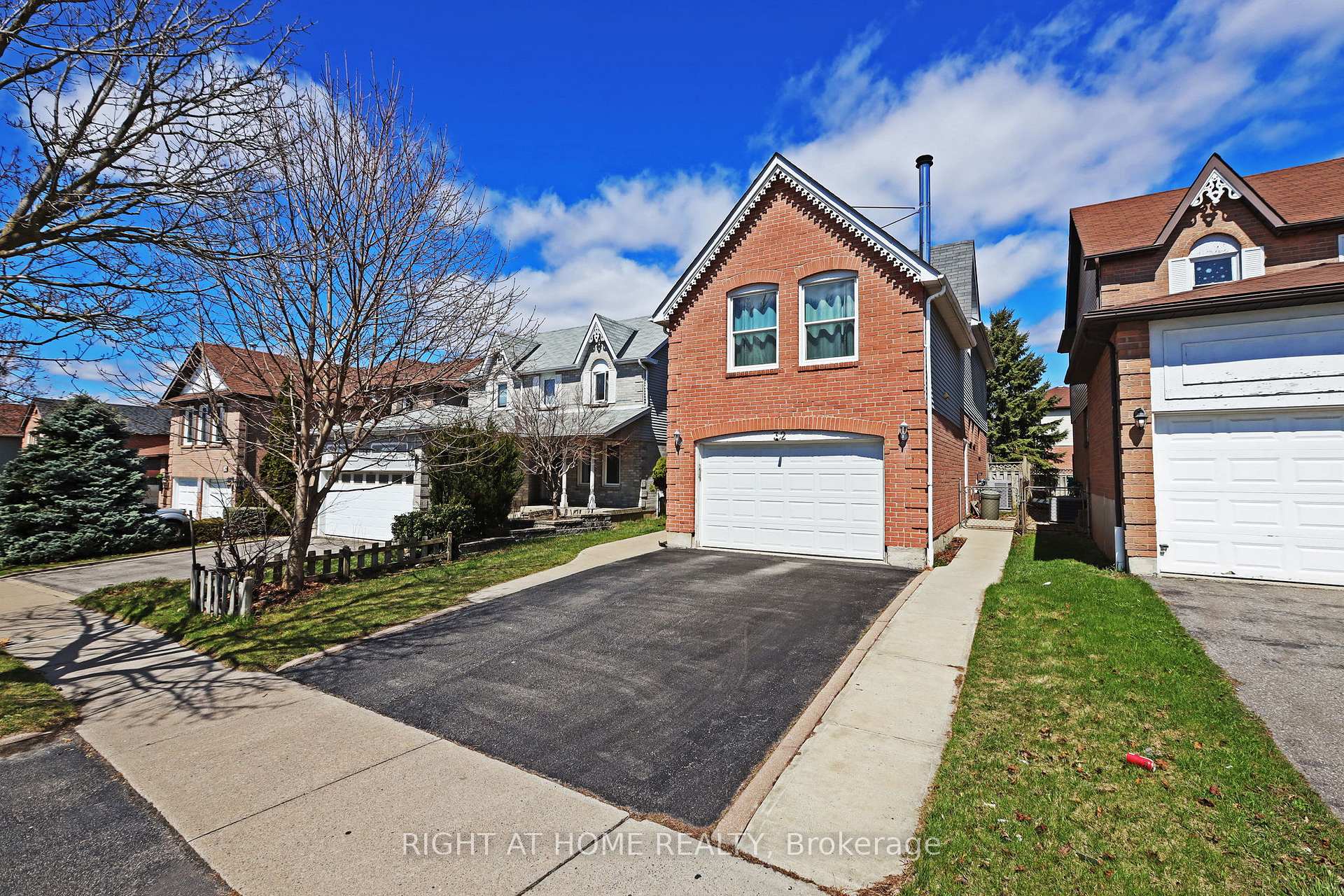 Photo 2 of 32 Chapman Drive, Ajax, Central — HOMEH