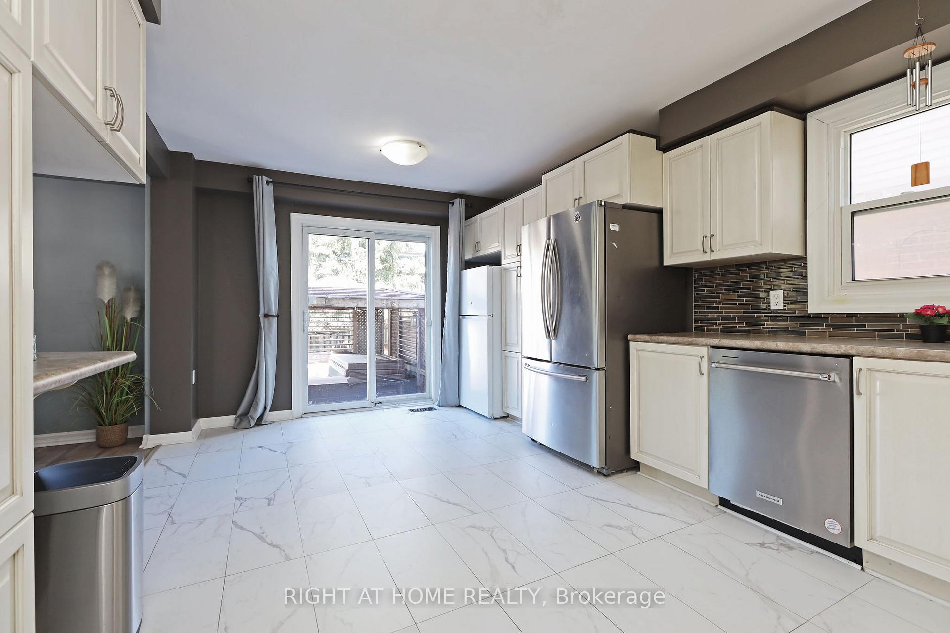 Photo 10 of 32 Chapman Drive, Ajax, Central — HOMEH