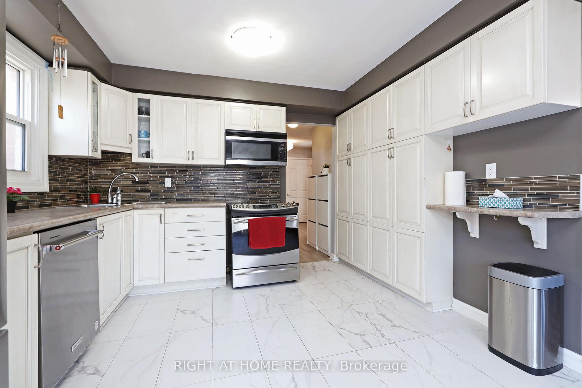 Photo 13 of 32 Chapman Drive, Ajax, Central — HOMEH