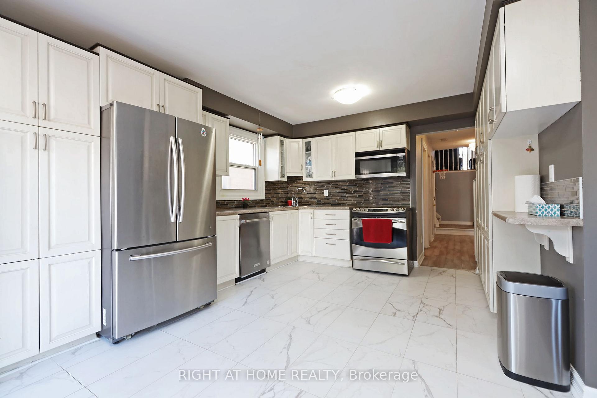 Photo 14 of 32 Chapman Drive, Ajax, Central — HOMEH
