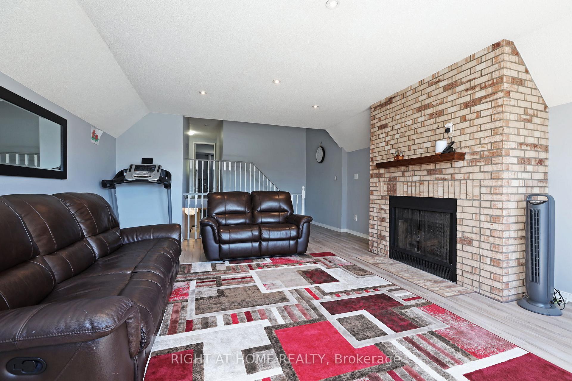 Photo 18 of 32 Chapman Drive, Ajax, Central — HOMEH