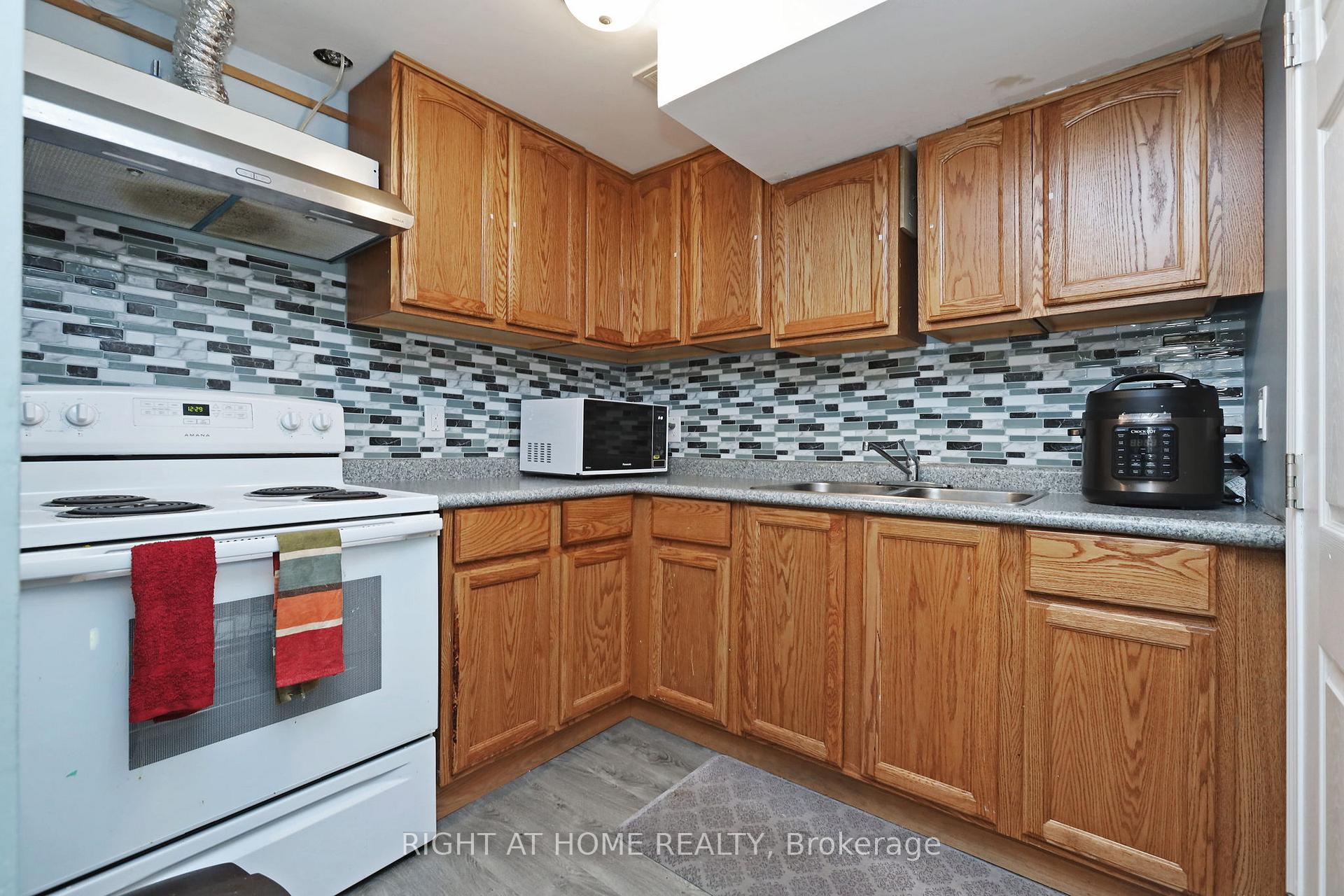 Photo 31 of 32 Chapman Drive, Ajax, Central — HOMEH