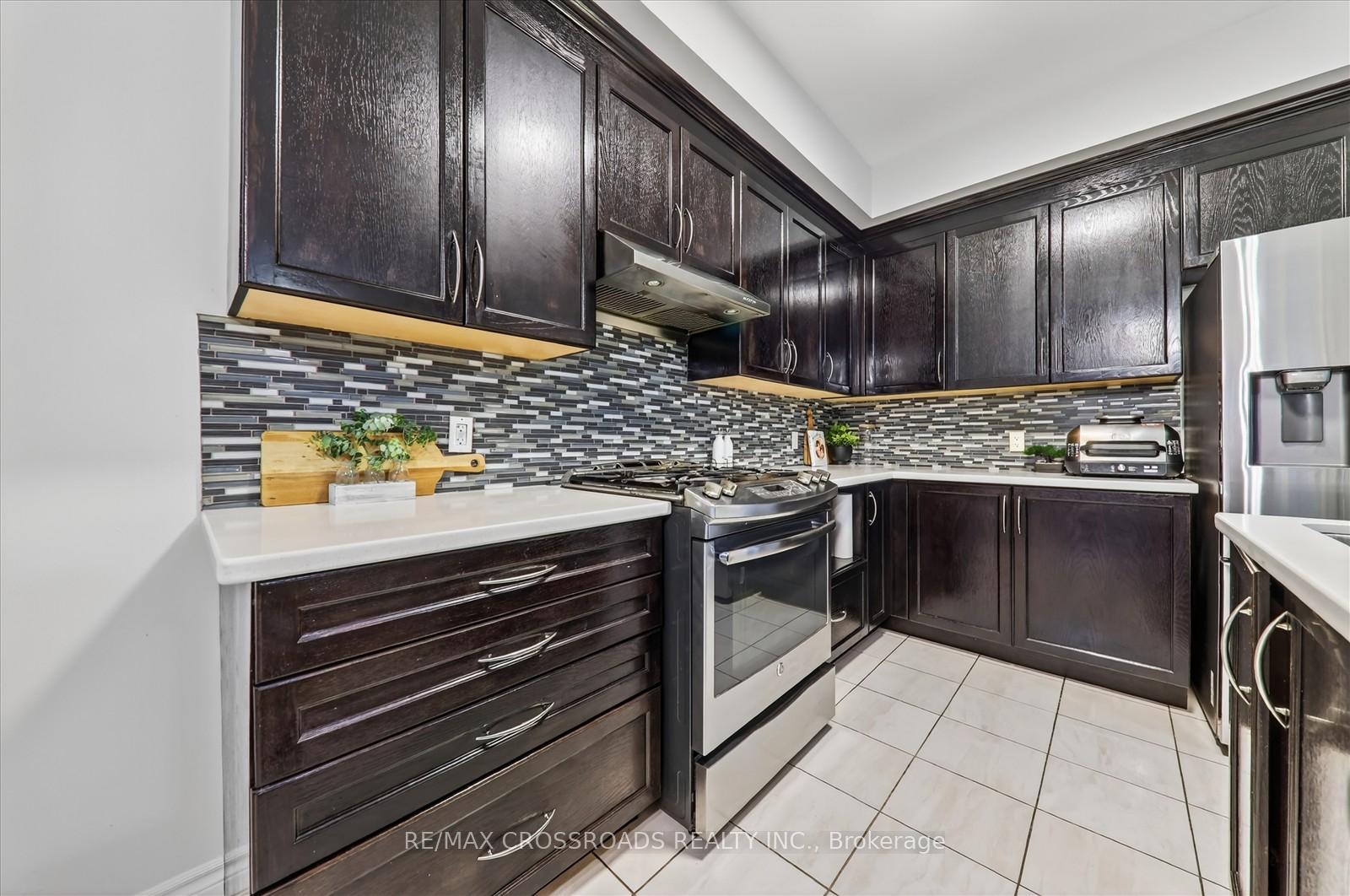 Photo 11 of 112 Fred Jackman Avenue, Clarington, Bowmanville — HOMEH