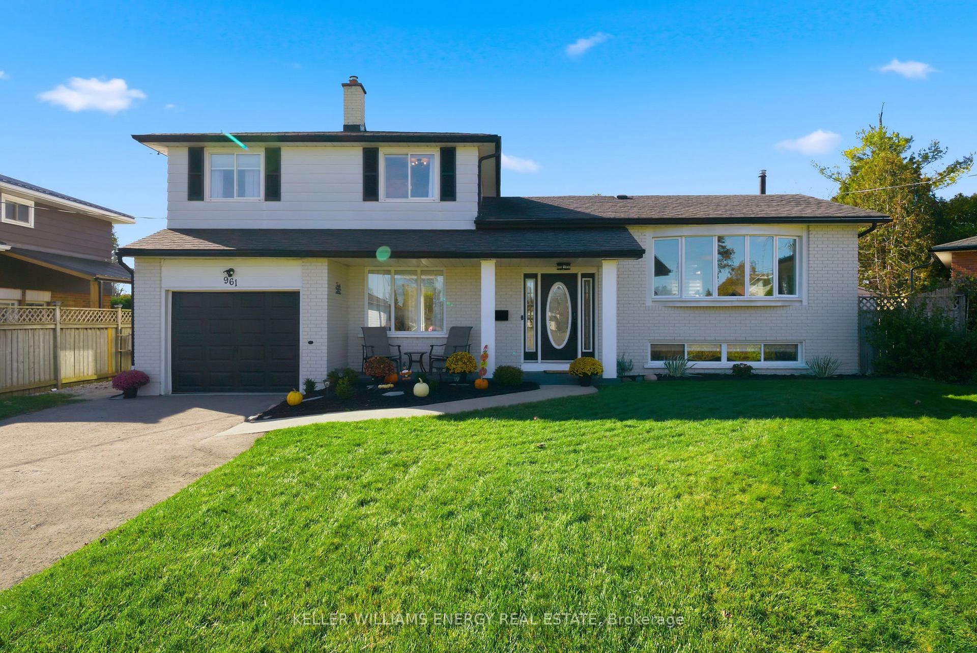 Front of 961 Curtis Crescent