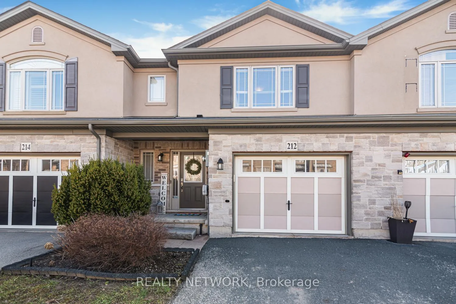 Photo 3 of 212 Westbank Trail, Hamilton, Stoney Creek Mountain — HOMEH