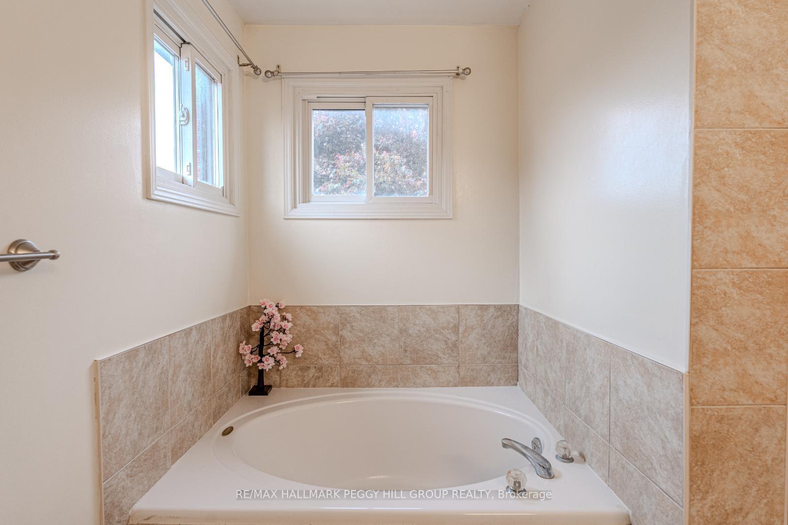 Photo 12 of 188 Kozlov Street, Barrie, West Bayfield — HOMEH